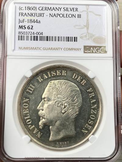 万国钱币拍卖第055期 - NGC MS62 1860年左右德国拿破仑三世2泰勒型银样 Maz目录珍惜度RRR 法国国王与德国面值的结合，其生产的准确原因尚未可知，有一种说法是拿破仑三世当时想要继承拿破仑一世的意志，恢复在1814年莱比锡战役后中断的占领德国普尔法茨地区的企图，而雕模师F.Korn为了得到拿破仑三世的赞助，投其所好制作了这么一款德国面值的银币，在生产不久后便被美因茨（普尔法茨首府）政府勒令停止。