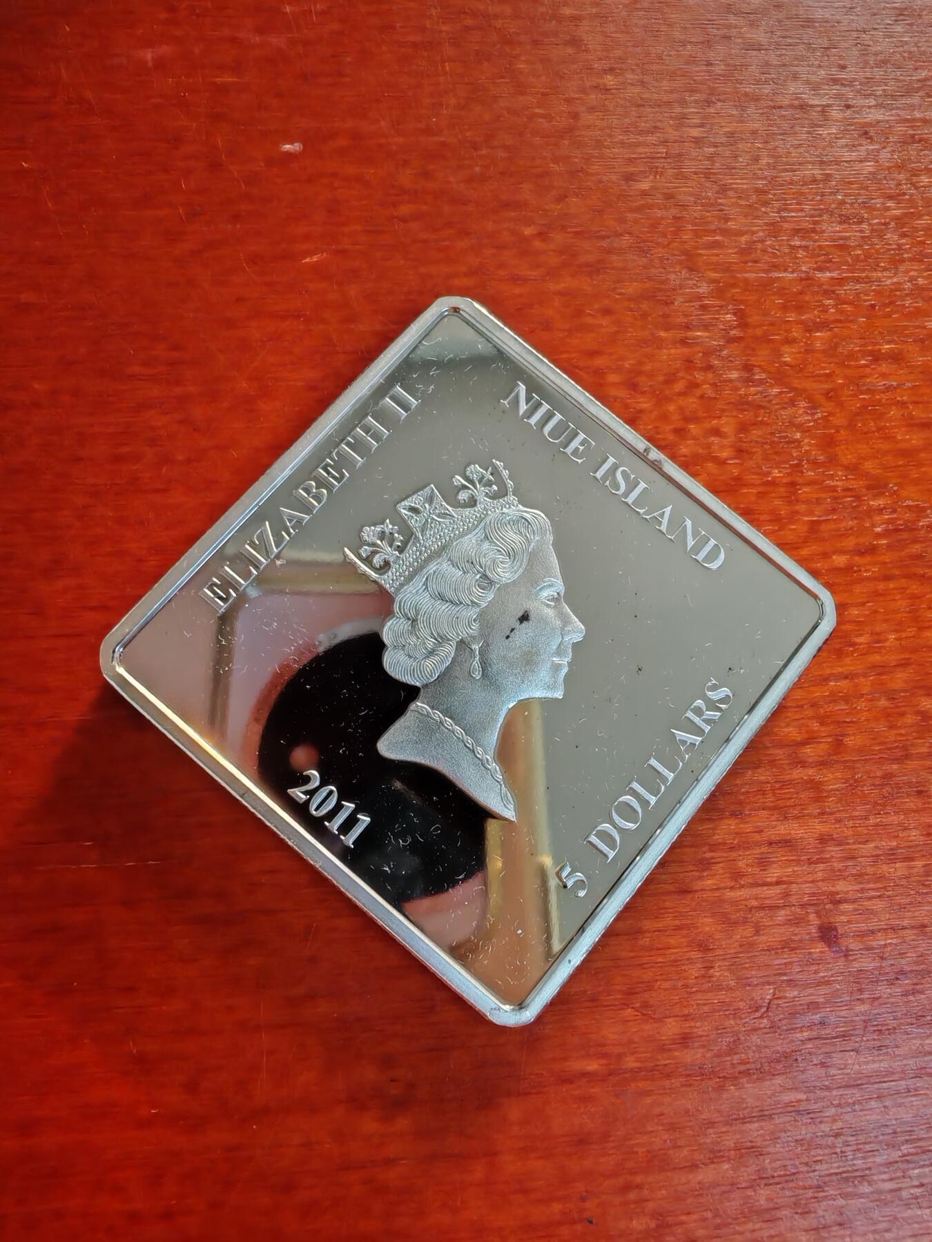 长老汇蛇年精选第七十三场拍卖 2011纽埃1936英国3皇之年5元镀金精制方形银币，50克999银，2500枚，盒证全，局部有黑斑，介意者勿拍