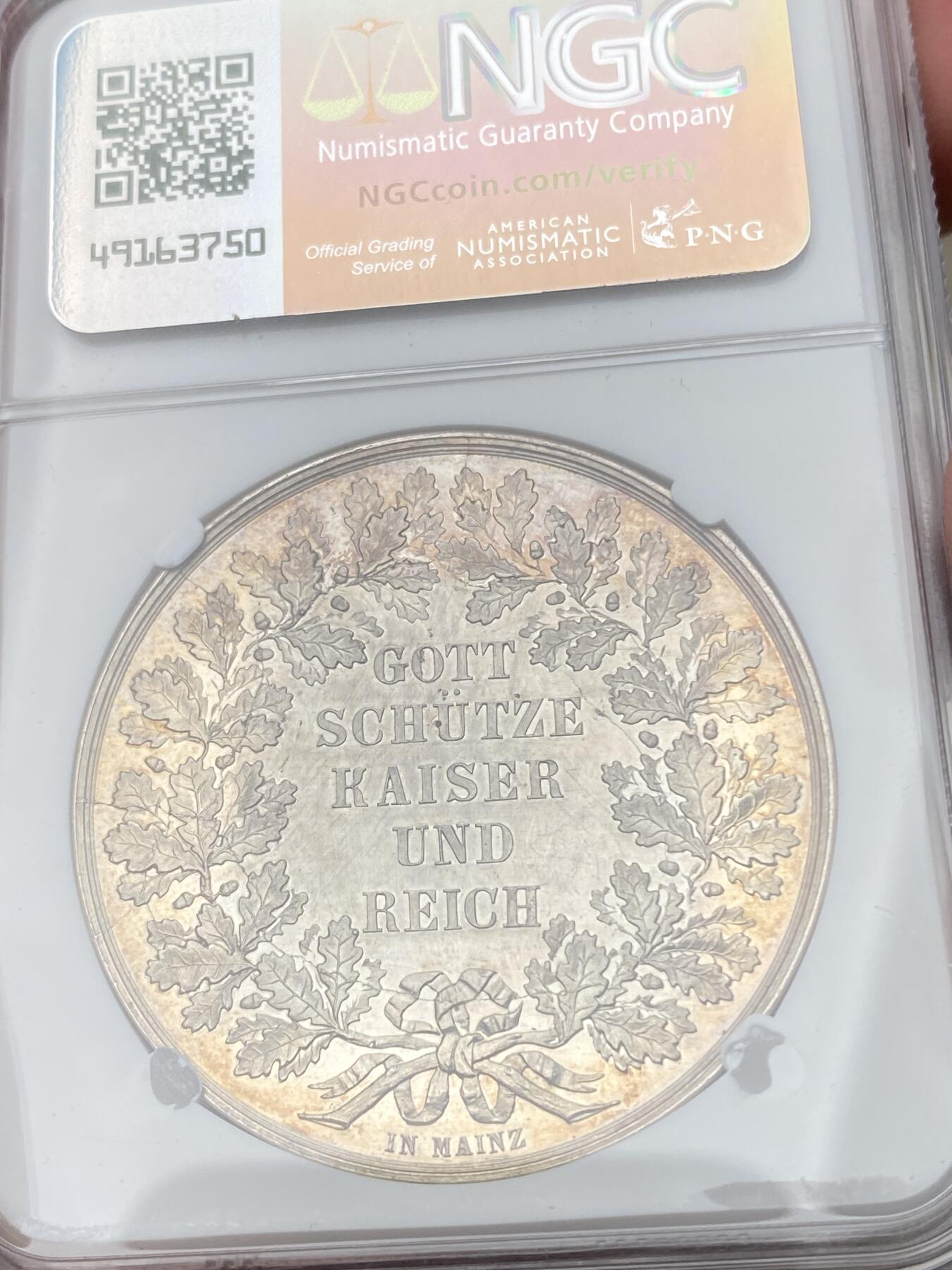 万国钱币拍卖第055期 NGC MS62 1860年左右德国拿破仑三世2泰勒型银样 Maz目录珍惜度RRR 法国国王与德国面值的结合，其生产的准确原因尚未可知，有一种说法是拿破仑三世当时想要继承拿破仑一世的意志，恢复在1814年莱比锡战役后中断的占领德国普尔法茨地区的企图，而雕模师F.Korn为了得到拿破仑三世的赞助，投其所好制作了这么一款德国面值的银币，在生产不久后便被美因茨（普尔法茨首府）政府勒令停止。