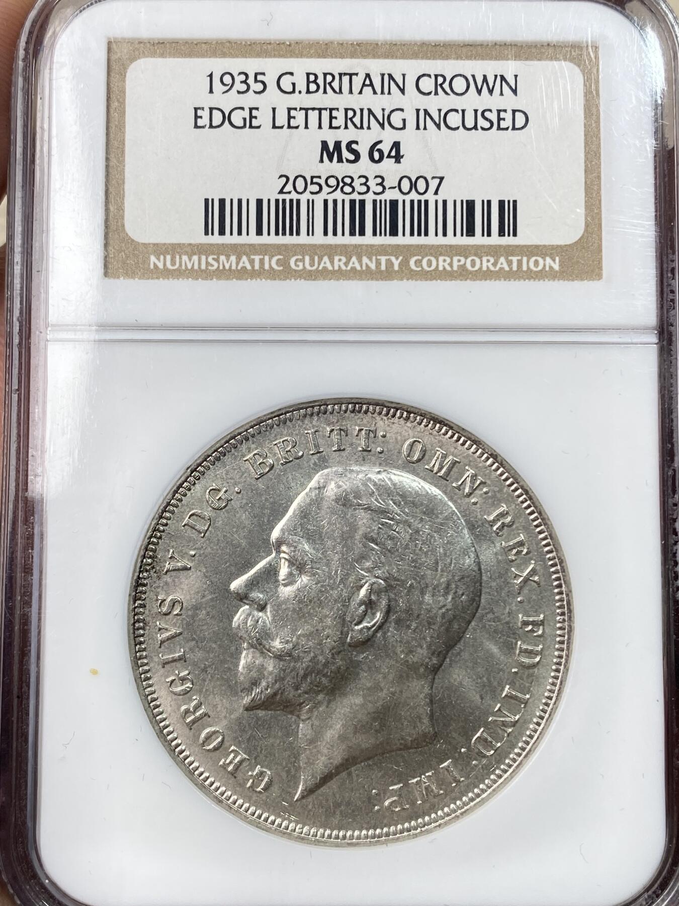 万国钱币拍卖第055期 NGC MS64 1935年英国乔治五世木马剑克朗 NGC老白盒原味转光