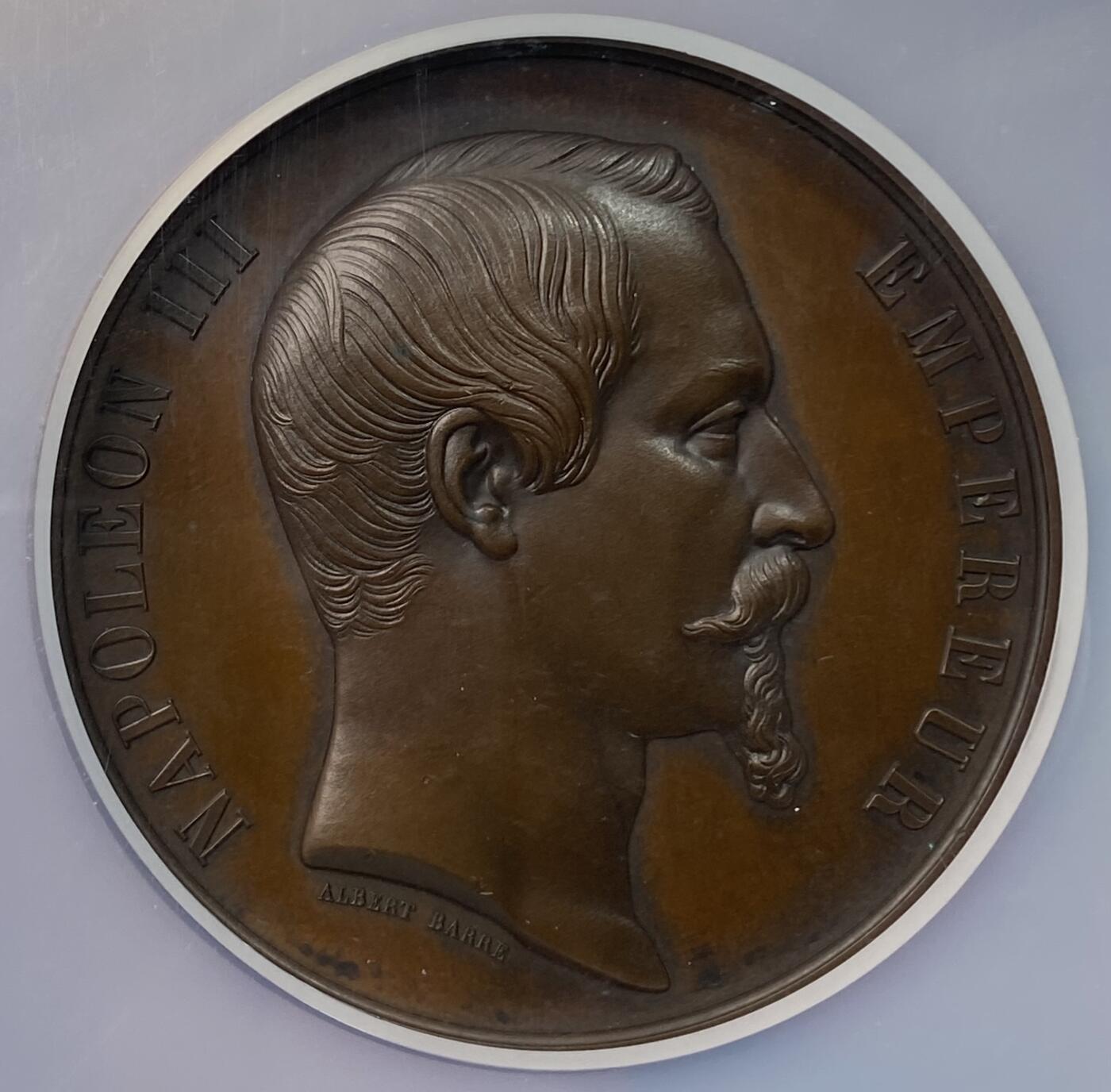 万国钱币拍卖第055期 NGC MS64 1855年法国拿破仑三世巴黎世博会大铜章 法系大规格名誉品种 纹章正中帝国盾徽 周围20个参展国家盾徽 60MM大规格