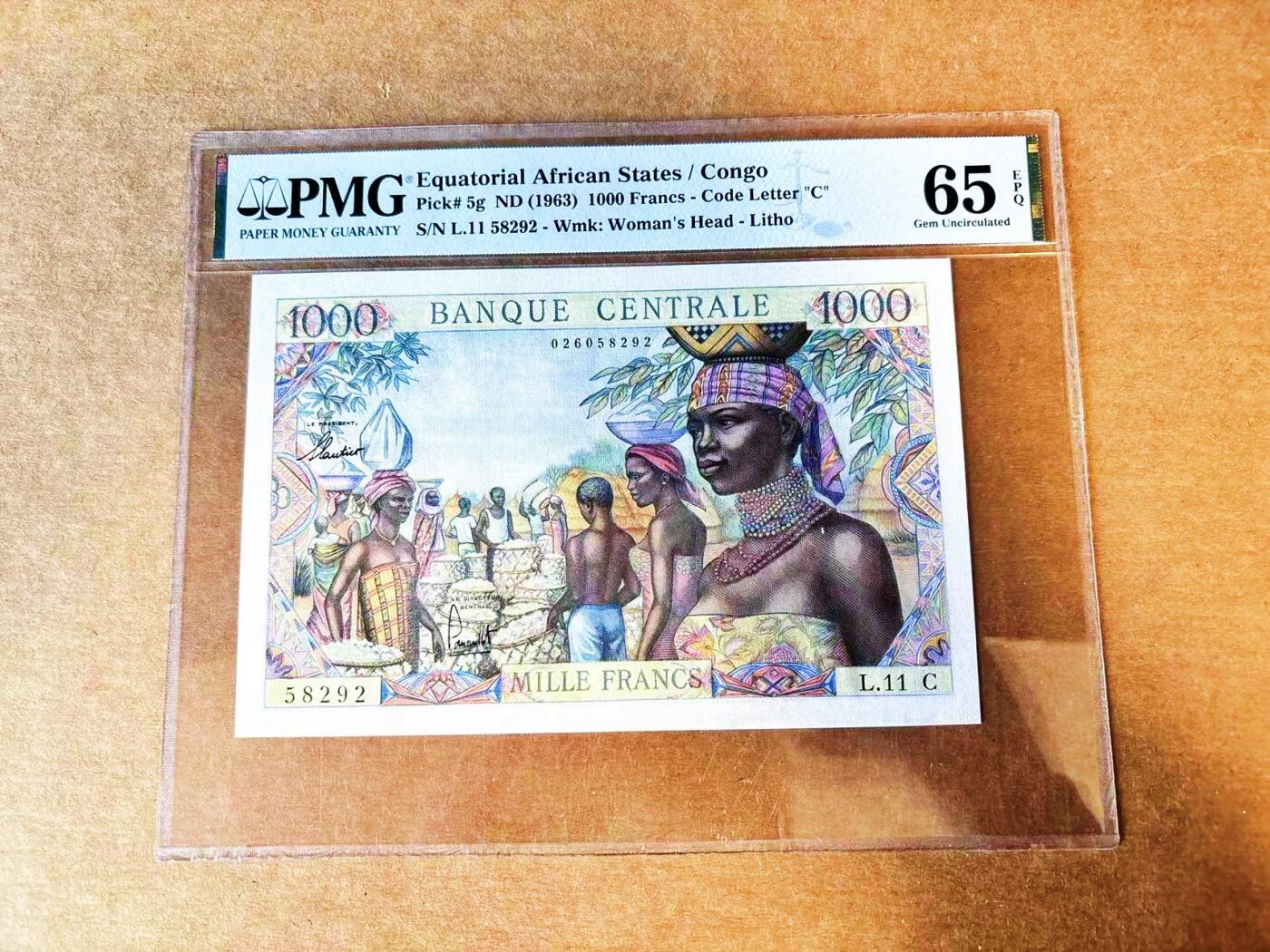 【Blue Auction】世界纸币精拍第751期——18级TOP拍卖/信誉/品质/专业/高效💫 【仅2张更高分 无47】赤道非洲 1963年1000法郎 刚果版 集市熙熙攘攘的热闹场景 当地色彩艳丽纹饰精美的衣着 经典砍木头 PMG65EPQ 法属玩家值得收藏