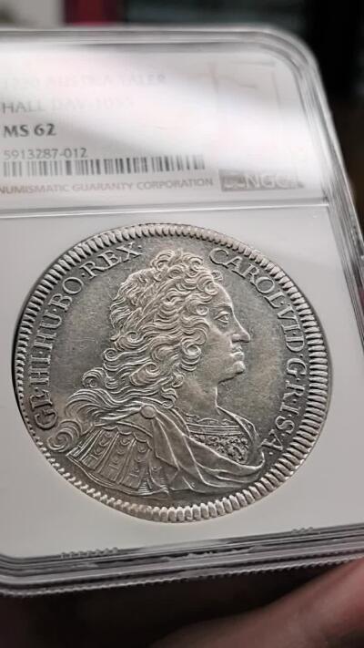 泉海漫舟·凡希社世界钱币微拍第三百十四期 荐！1730神罗总庭卡罗尔六世戎装像泰勒大银NGC-MS62，银光充沛，压铸细节优秀，不可多得的一枚收藏级神罗主币！（附视频）