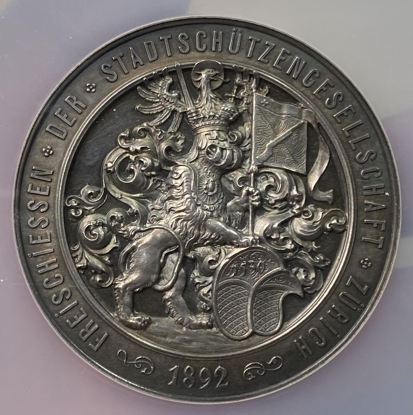万国钱币拍卖第055期 NGC MS64 1892年瑞士联邦苏黎世射击节纪念大银章 瑞射名品之一 罕见品种瑞士女神与雄狮在苏黎世城市景观前 苏黎世盾徽超高浮雕雄伟无敌 巨型瑞射名誉品种 NGC唯一冠军分