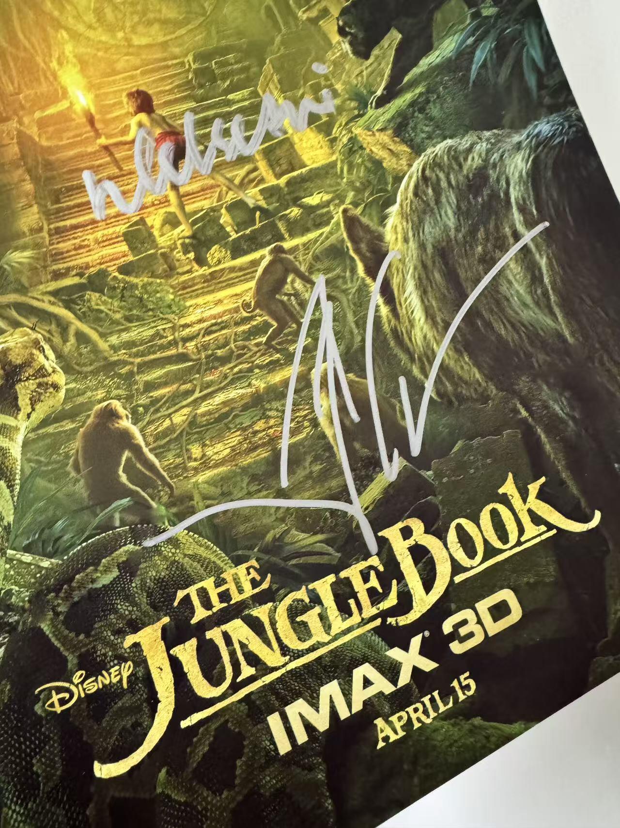 零元拍：迪士尼出品的真人动画片《奇幻森林》导演乔恩·费儒；主演尼尔·塞西；“黑豹巴希拉”配音本·金斯利；“母狼拉克沙”配音露皮塔·尼永奥，4 位主创亲笔签名IMAX 3D 原版海报。2017年2月26日，该片获得第89届奥斯卡金像奖“最佳视觉效果”奖尺寸：285X420MM。图6为装裱效果，拍品不含装裱。