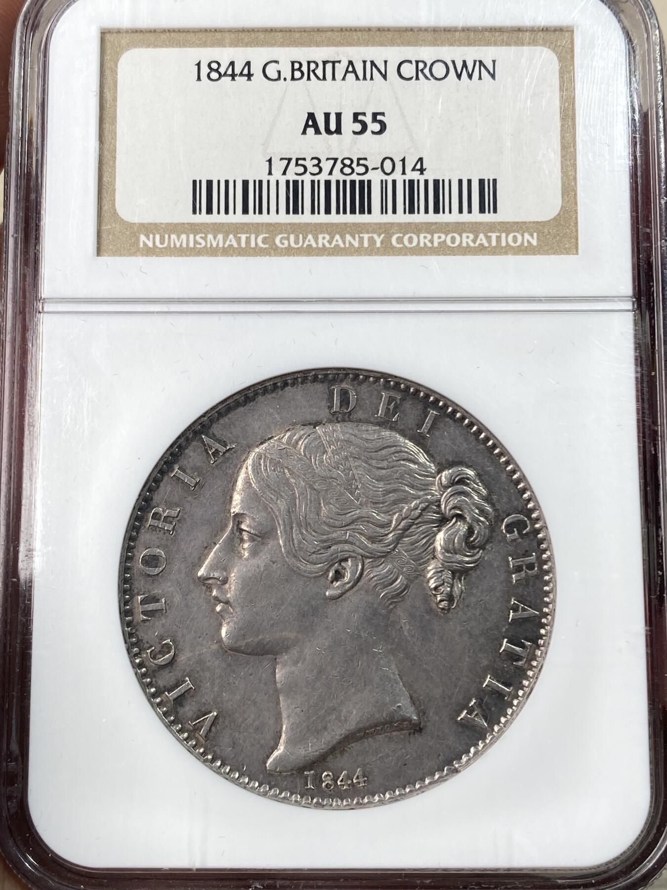 万国钱币拍卖第055期 NGC AU55 1844年英国维多利亚女皇盾徽克朗 英系克朗名誉品种 经典小维青年头像 英伦淡彩包浆 高点深打状态漂亮 NGC老白盒