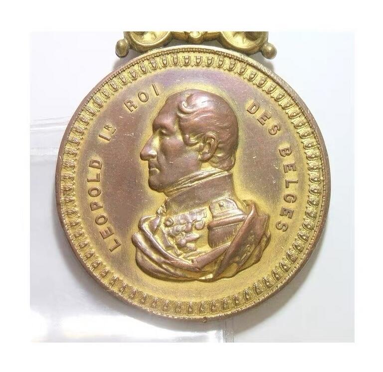 比利时1900年 利奥波德一世戴皇冠高浮雕大镀金章 45MM
