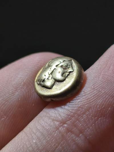 精品金金！古希腊莱斯博斯岛琥珀金赫克特一枚，正面是太阳神阿波罗，背面是长发头像，未确定类型，比较有趣，很可爱的小金豆