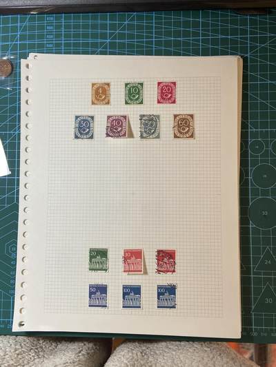 2025年第一百二十九场(总第一百五十五场）外国邮票、散币场(免佣金) - 外国老藏家–集邮套册50页(含大量外国老邮票)