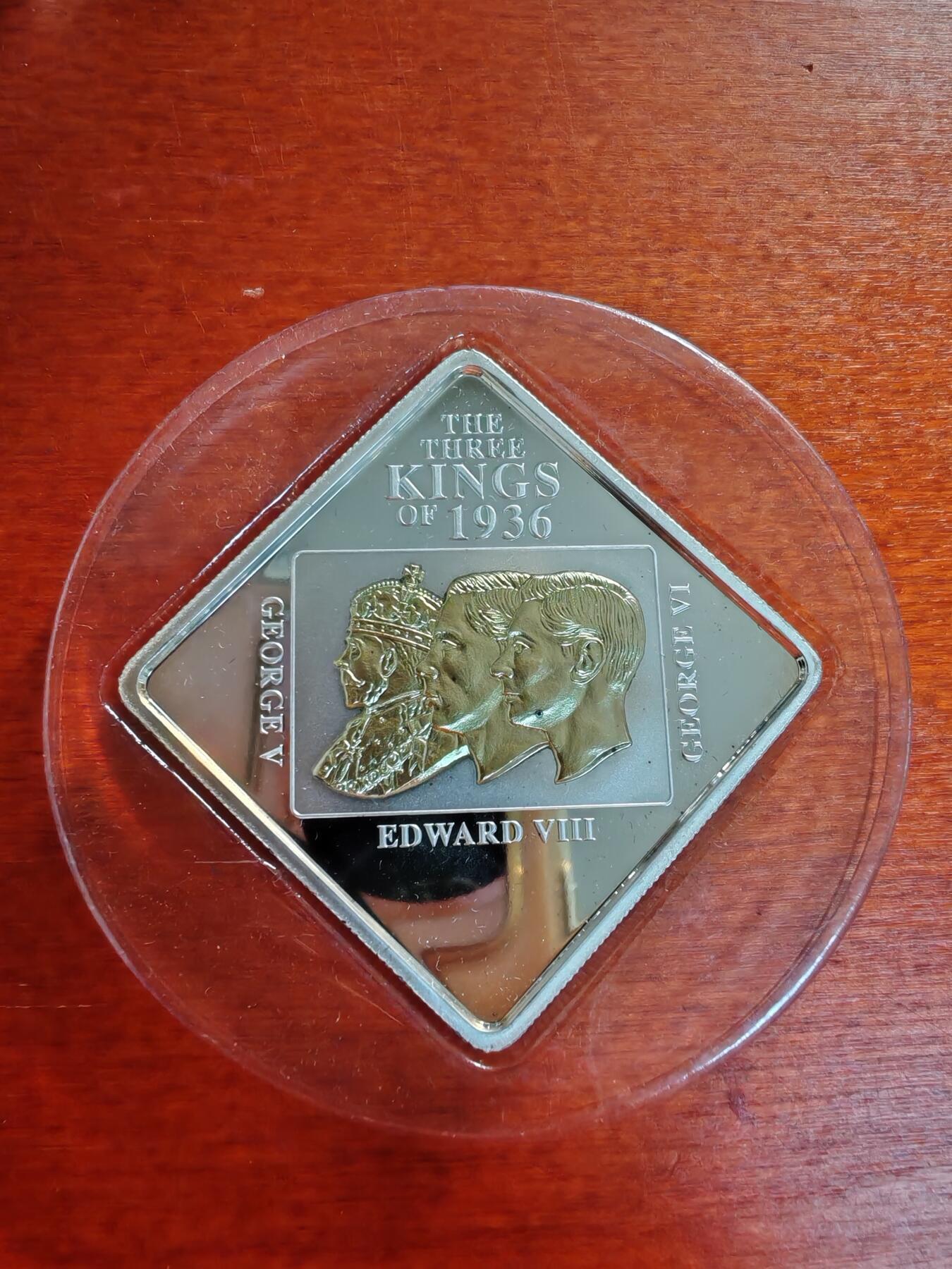 长老汇蛇年精选第七十三场拍卖 2011纽埃1936英国3皇之年5元镀金精制方形银币，50克999银，2500枚，盒证全，局部有黑斑，介意者勿拍