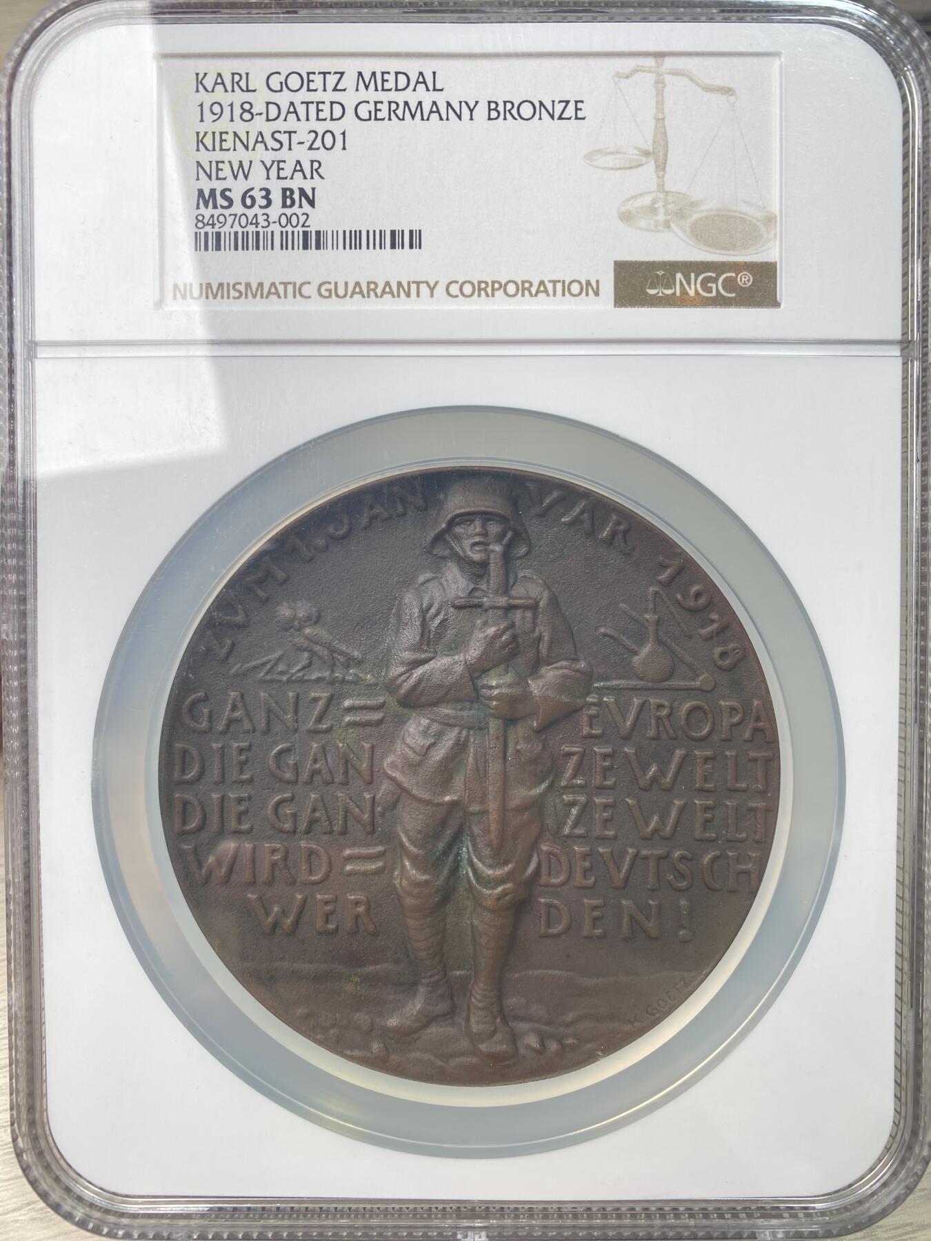 万国钱币拍卖第055期 NGC MS63 1918年德国庆祝元旦新年纪念大铜章 卡尔哥茨名家作品 此时距一战开战已第三个年头 背面书：整个欧洲，整个世界，整个世界都将成为德国！ 第二年德国战败投降在法国凡尔赛的一节火车车厢内签订著名的《凡尔赛合约》
