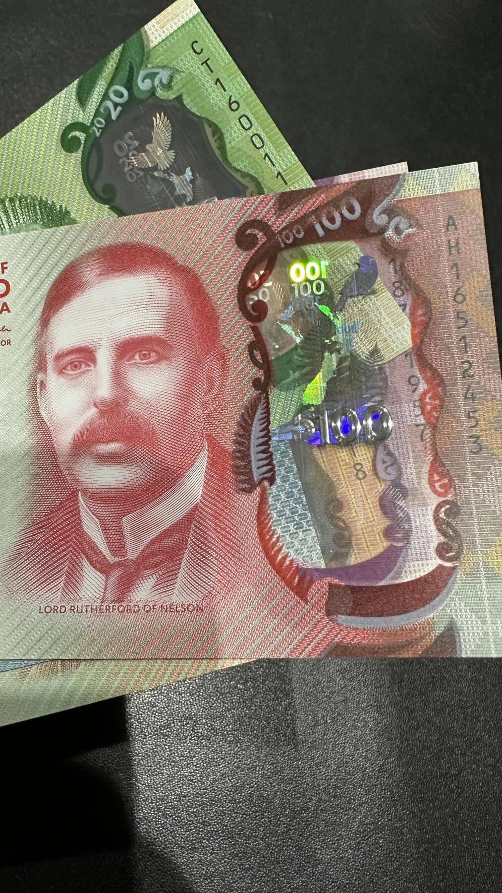 《外钞收藏家》第五百八十五期（精品场）（本平台长期征集拍品、欢迎藏友们联系合作）