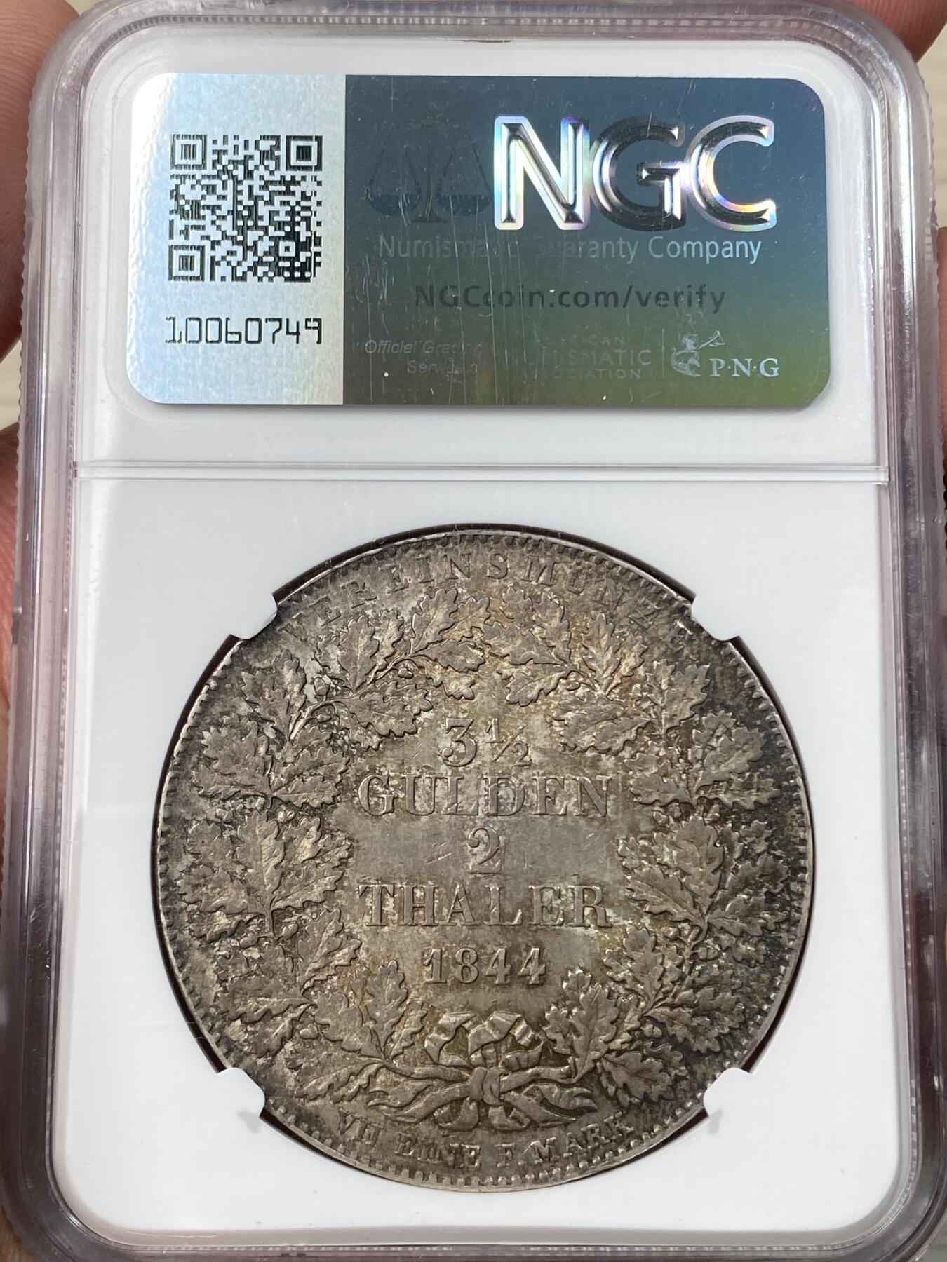 万国钱币拍卖第055期 NGC MS64 1844年法兰克福自由市鹰徽流通2泰勒 仅发行19万枚且流通充分 正面是象征法兰克福的雄鹰 背面采用橡叶结合面值设计 原味酱五彩难掩底光迸发 NGC亚军分 极其难得的典藏品质