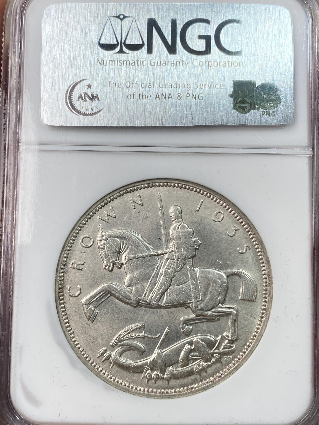 万国钱币拍卖第055期 NGC MS64 1935年英国乔治五世木马剑克朗 NGC老白盒原味转光