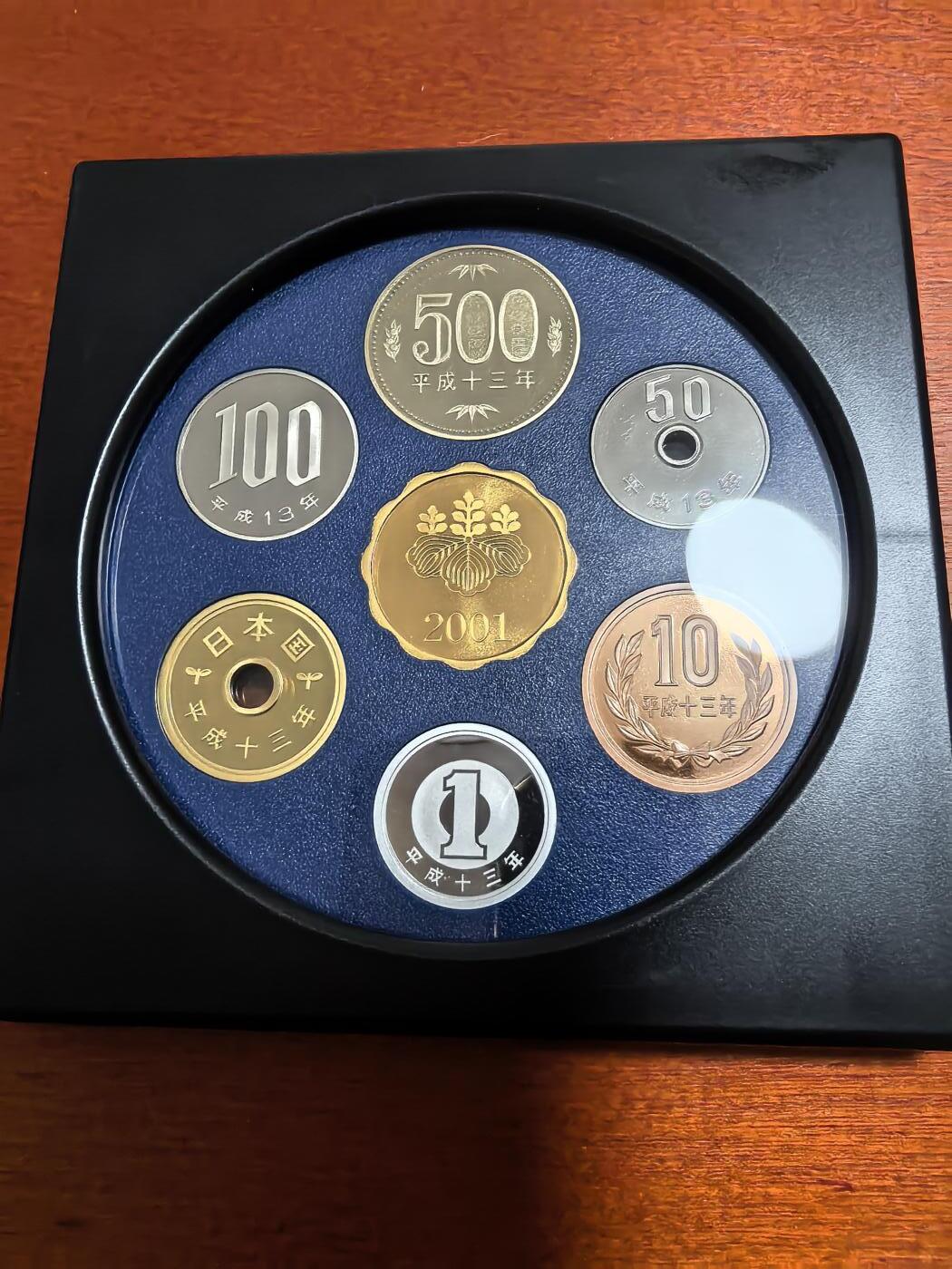 长老汇蛇年精选第七十三场拍卖 2001日本老钱币系列之三6枚精制币套装小方盒，含银质梅花形银章1枚，单面镀金