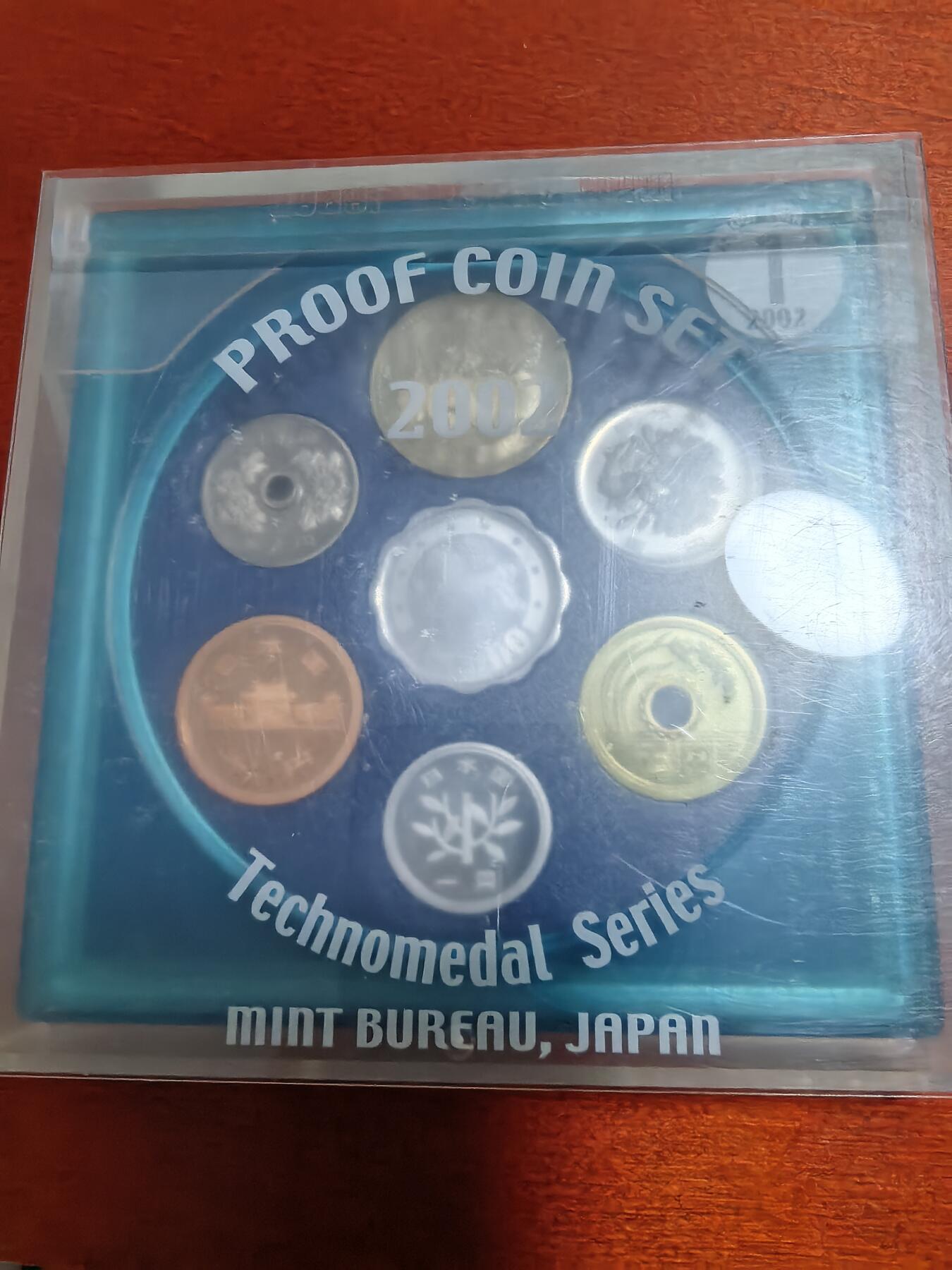 长老汇蛇年精选第七十三场拍卖 2002日本科技系列之一6枚精制币套装小方盒，含银质梅花形银章1枚