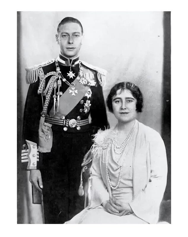 英国二战期间 乔治六世及皇后珐琅彩精制纪念章 法国国旗绶带 33MM