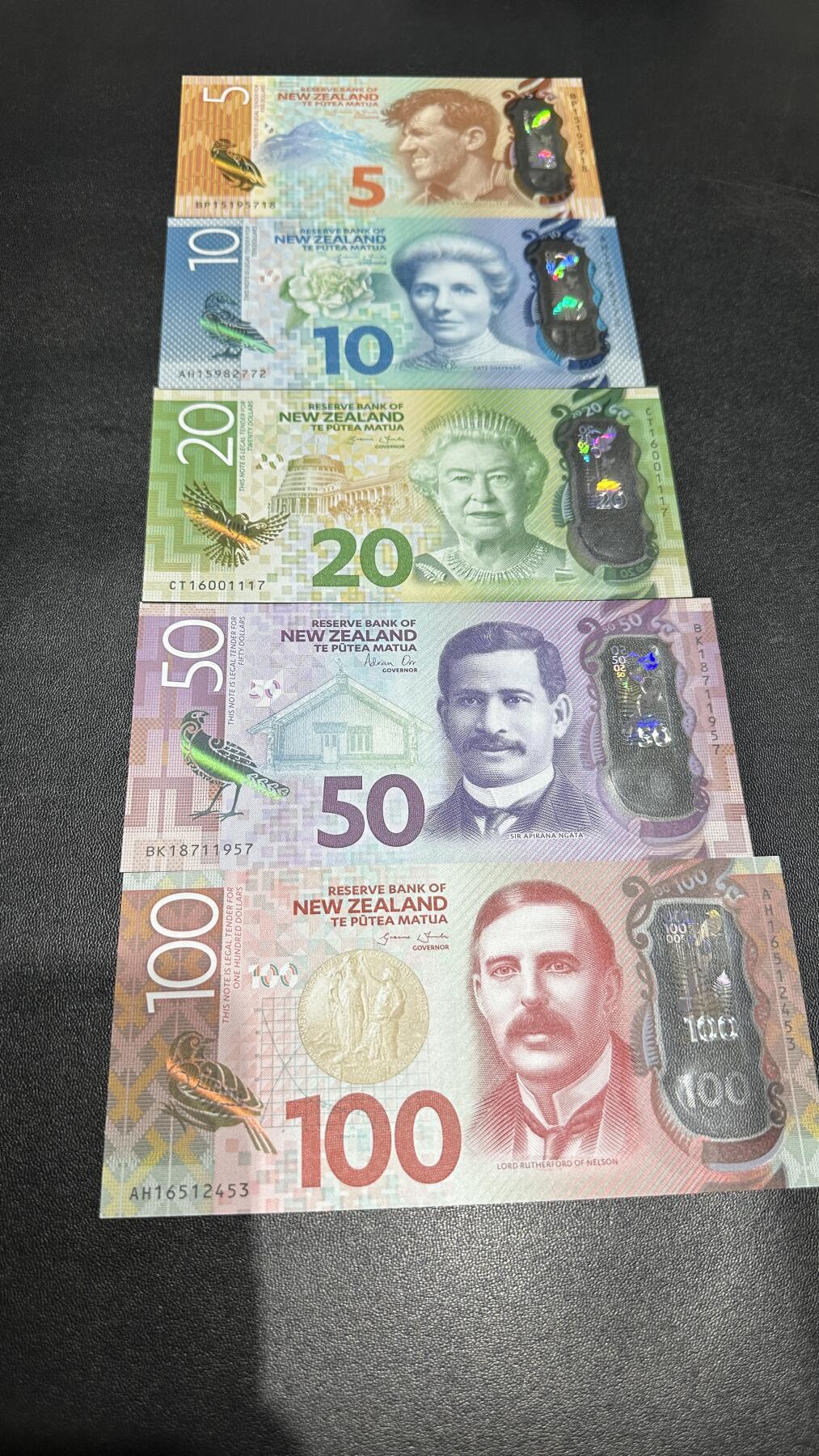 《外钞收藏家》第五百八十五期（精品场）（本平台长期征集拍品、欢迎藏友们联系合作）