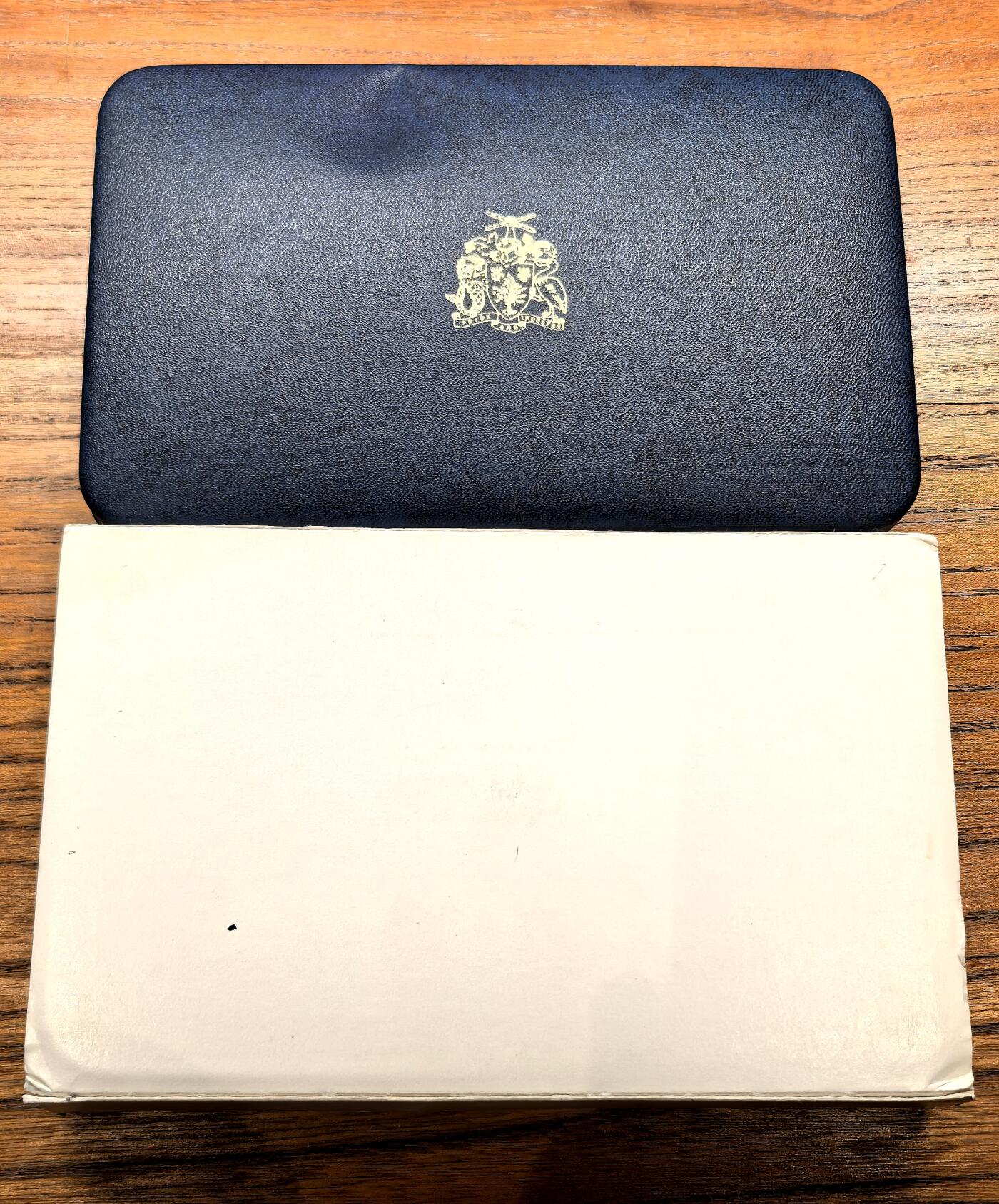 泉海漫舟·凡希社世界钱币微拍第三百十四期 荐！1984巴巴多斯海豚精铸PS原厂盒证，品相完美。富兰克林厂套币总筋，极其罕见！