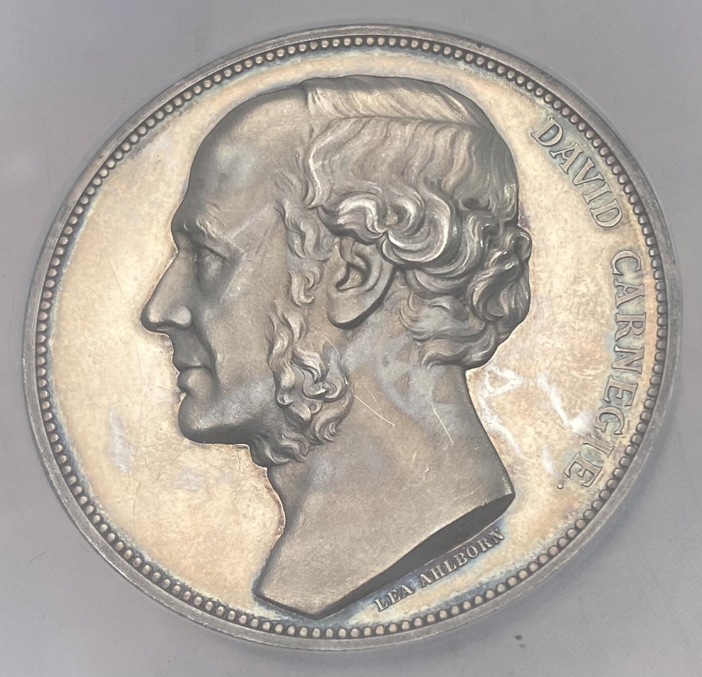 万国钱币拍卖第055期 NGC MS64 1886年瑞典矿业公司成立50周年纪念大银章 罕见北欧商业设计天花板 人物与景观完美融合 刻画入木三分 顶级冠军分收藏级 48MM 55.3G大规格