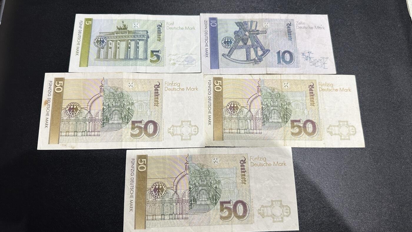 《外钞收藏家》第五百八十五期（精品场）（本平台长期征集拍品、欢迎藏友们联系合作）