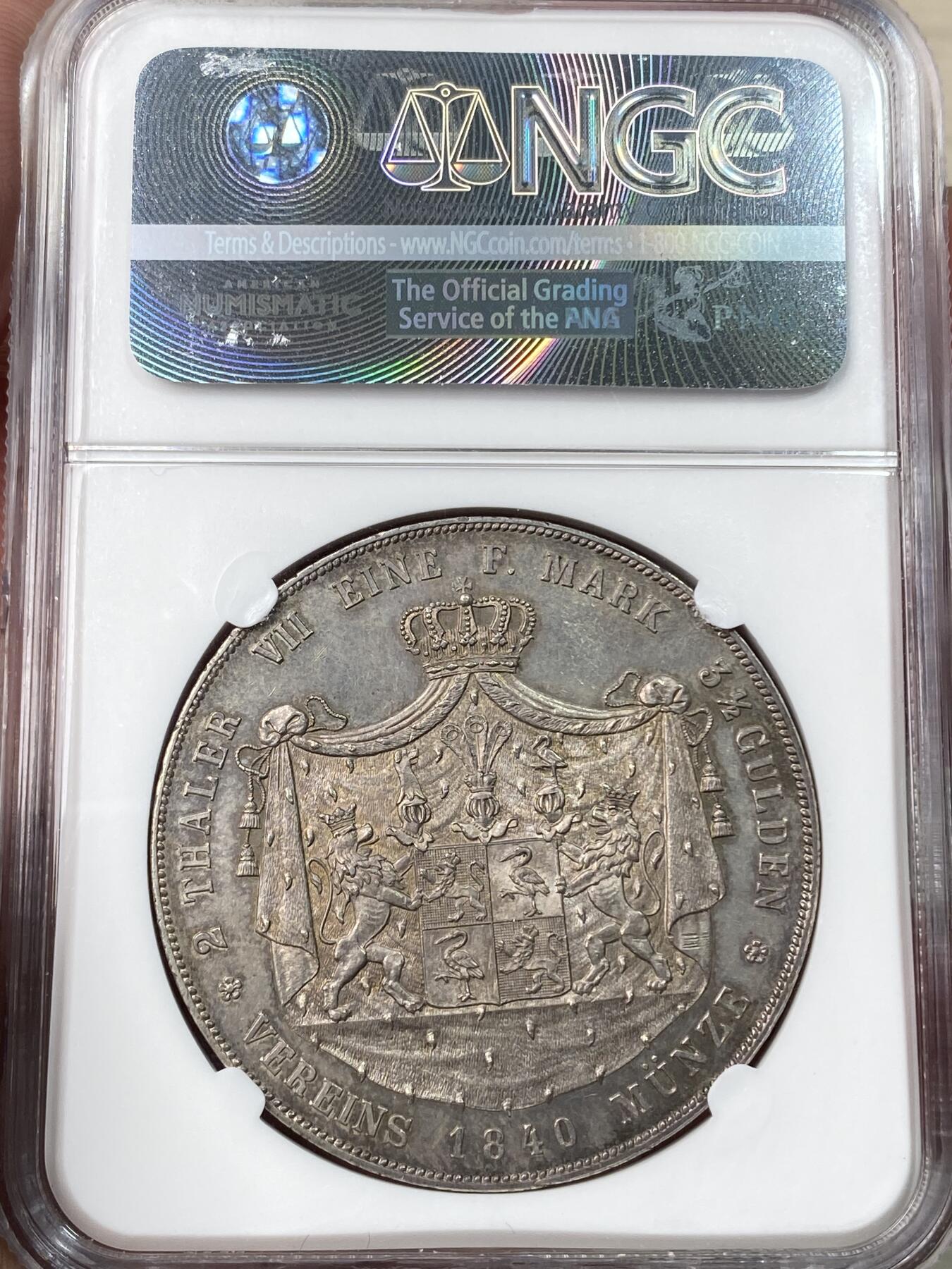 万国钱币拍卖第055期 NGC AU58 1840年德国罗伊斯-埃伯恩多夫幼系海因里希七十二世大纹章2泰勒 顶级小邦品种 环彩转光倒影包浆 高点细节极其锋利 发丝根根可数 NGC老盒 观感超越分数的状态