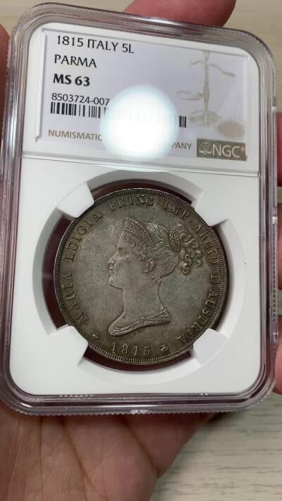万国钱币拍卖第055期 NGC MS63 1815年意大利帕尔马5里拉银币 正面肖像为拿皇夫人，著名的帕尔马女大公玛丽亚·露易丝，背面是繁复华丽的帕尔马公国纹章，双面均匀欧陆五彩，国际市场广受欢迎的品种，好品也是越来越难见到，此等典藏级品质不可错过。