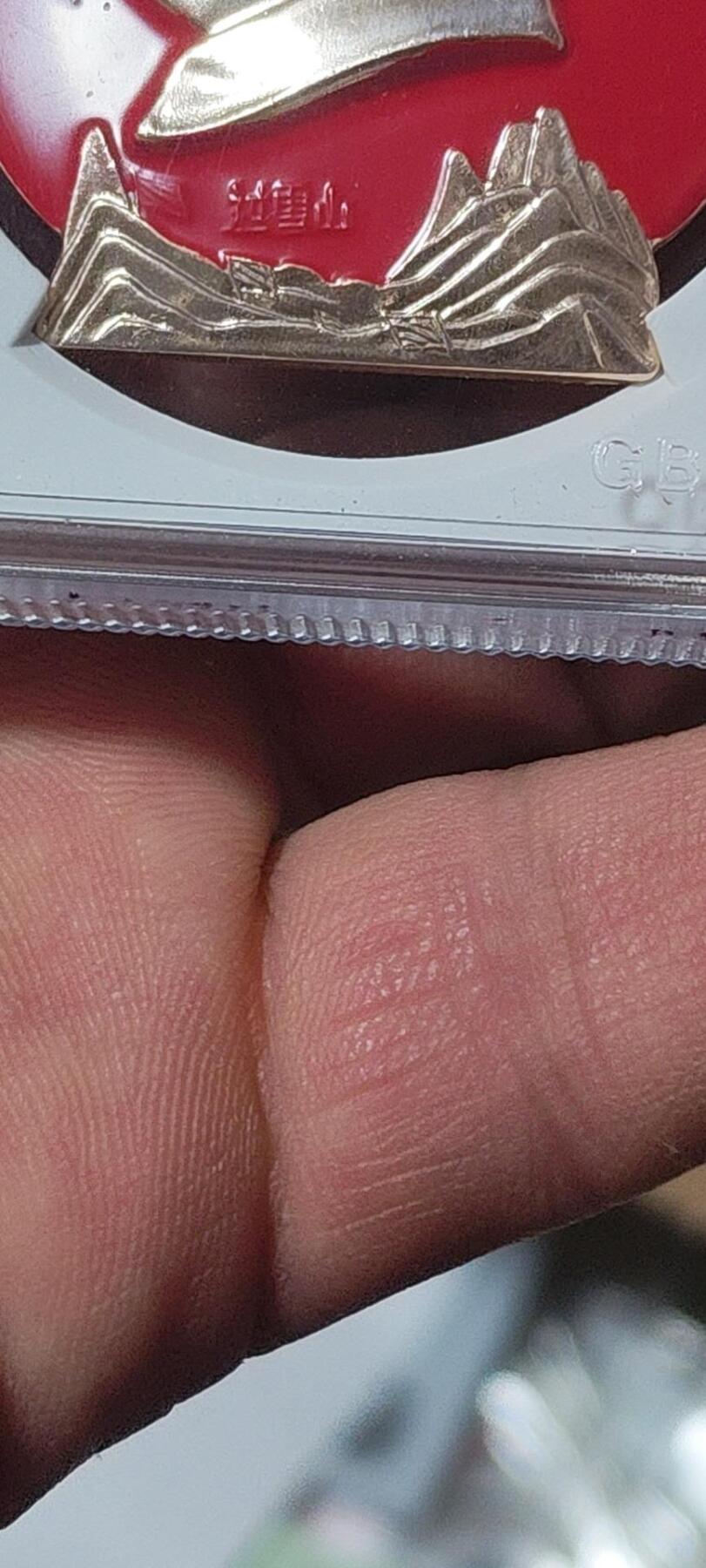 🔥过雪山🔥 公博评级毛主席像章—毛主席万岁，67分，异形章，过雪山题材。北京1系列套章之一