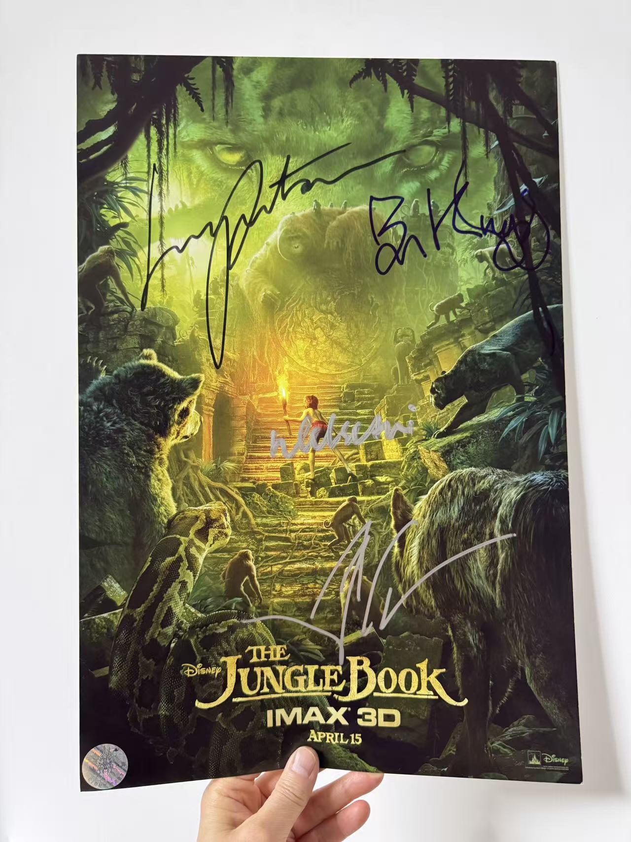 零元拍：迪士尼出品的真人动画片《奇幻森林》导演乔恩·费儒；主演尼尔·塞西；“黑豹巴希拉”配音本·金斯利；“母狼拉克沙”配音露皮塔·尼永奥，4 位主创亲笔签名IMAX 3D 原版海报。2017年2月26日，该片获得第89届奥斯卡金像奖“最佳视觉效果”奖尺寸：285X420MM。图6为装裱效果，拍品不含装裱。