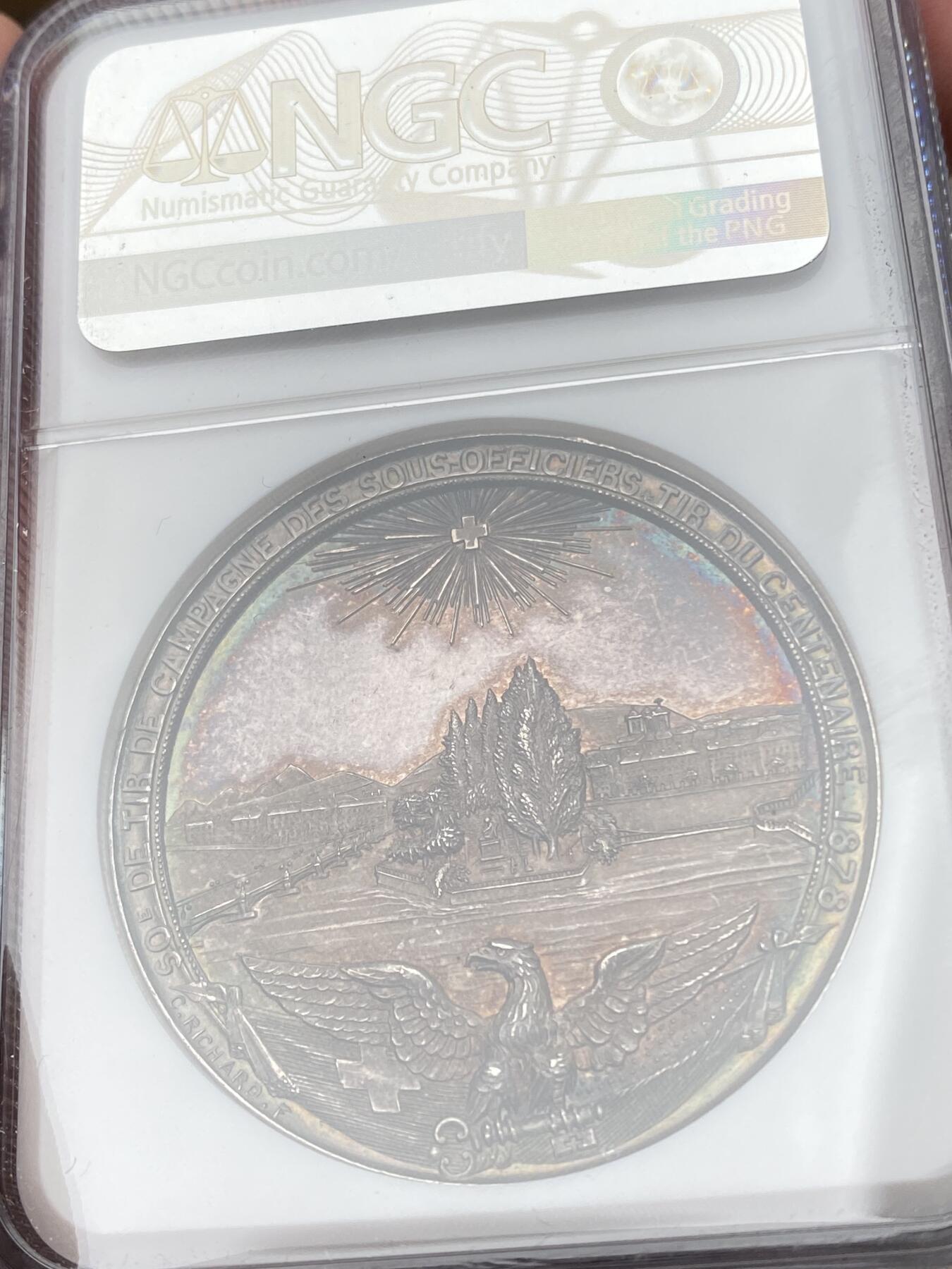 万国钱币拍卖第055期 NGC MS62 1878年瑞士日内瓦士官野战射击协会百年射击赛纪念大银章 43MM 瑞士雄鹰罕见 正面让-雅克·卢梭半身像 卷发刻画极其精细美艳 反面日内瓦卢梭岛景观 缤纷红酒彩包浆极其罕见瑞射罕见名品 大规格厚重高浮雕 NGC唯一亚军 更高分仅一枚