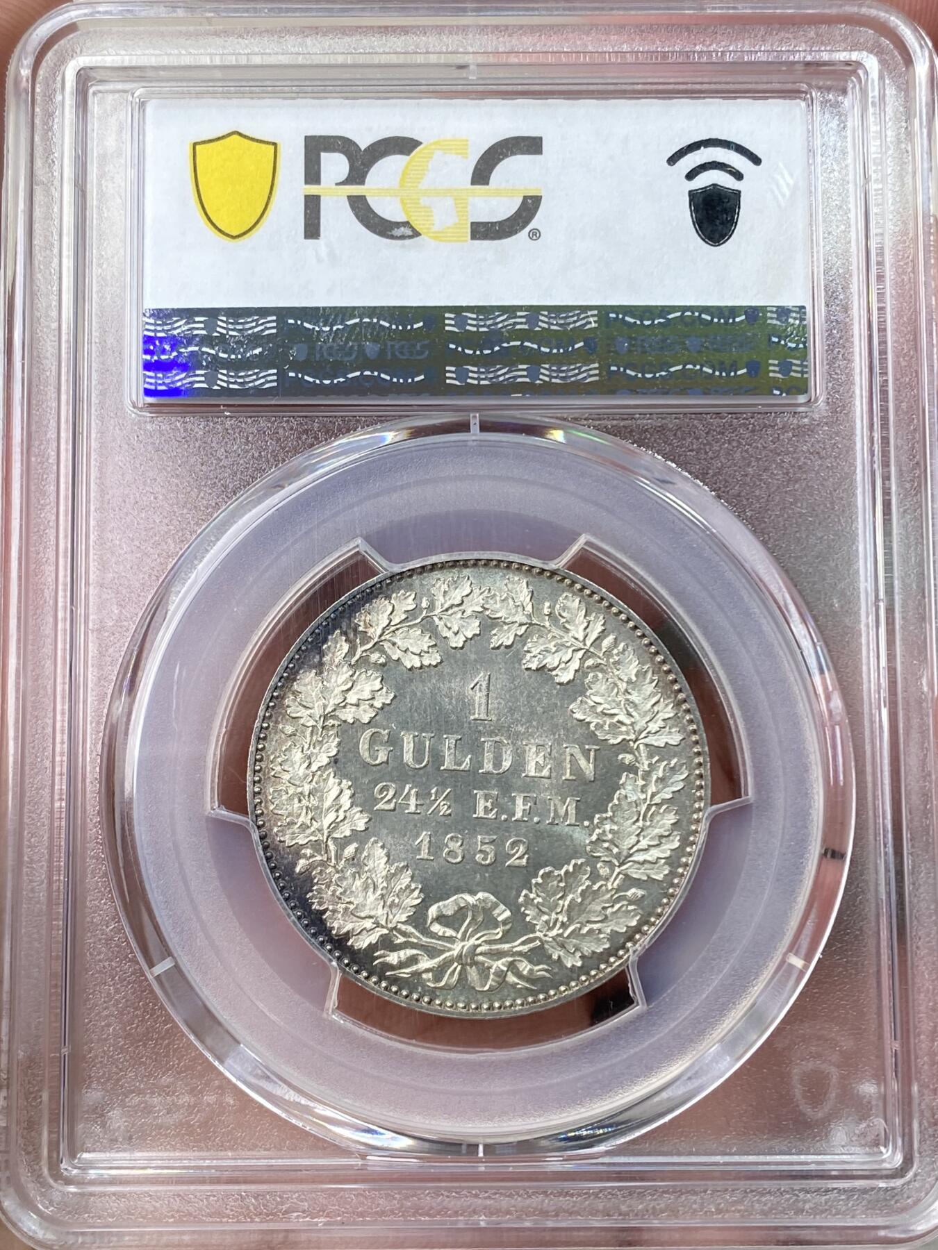 万国钱币拍卖第055期 PCGS MS64 1852年霍亨索伦-普鲁士-西格玛宁根威廉四世1古尔登银币 全深打喷砂质感 1848年欧洲大革命后 霍亨索伦-西格玛宁根&黑兴根侯国退位 普鲁士兼并以上两个侯国后单年发行了此古尔登 意义非凡 西格玛宁根亲王长子在1870成为西班牙王位继承人 直接导致普法战争爆发 