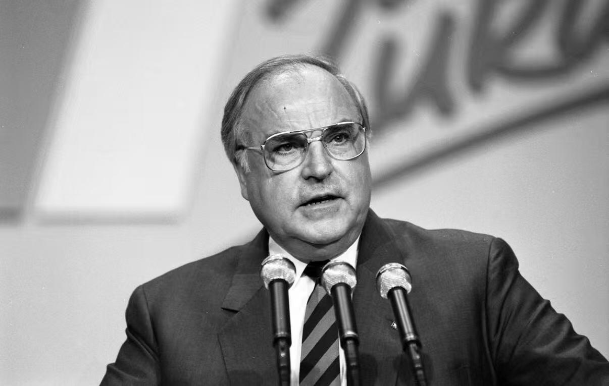 七河·世界币章小拍（总第27期） F 末任西德总理赫尔穆特.科尔高浮雕精制纯银纪念章