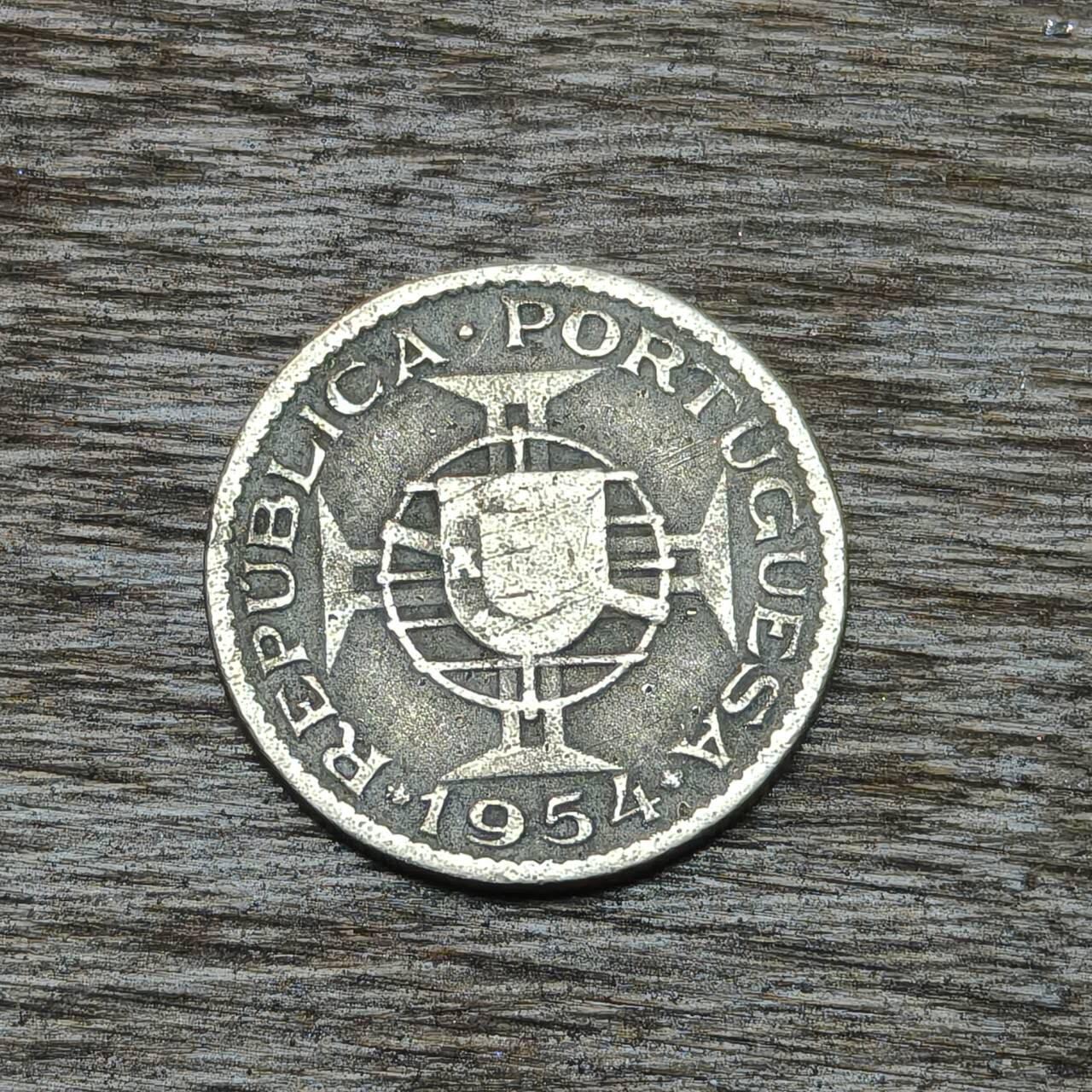 【铜匠收藏】★第132场★散币场，无佣金，30包邮。不满30元，支付5元运费。《接受代拍 代送NGC评级》 葡属莫桑别克 1954年 2.5埃斯库多（边缘磨损）
