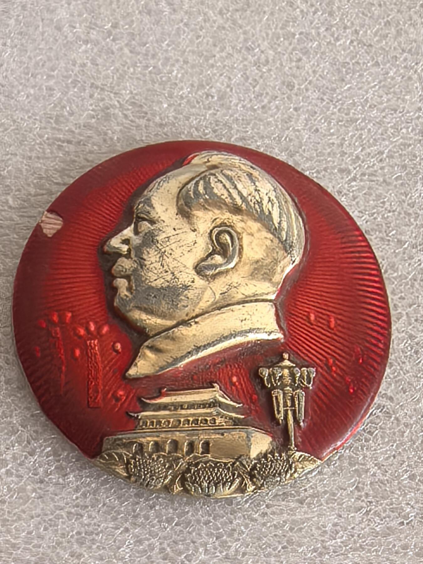 红色像章专场.包老包真.文革时期.实图拍摄.特价惠友 毛主席像章直径约50MM保真包老.编号280019.