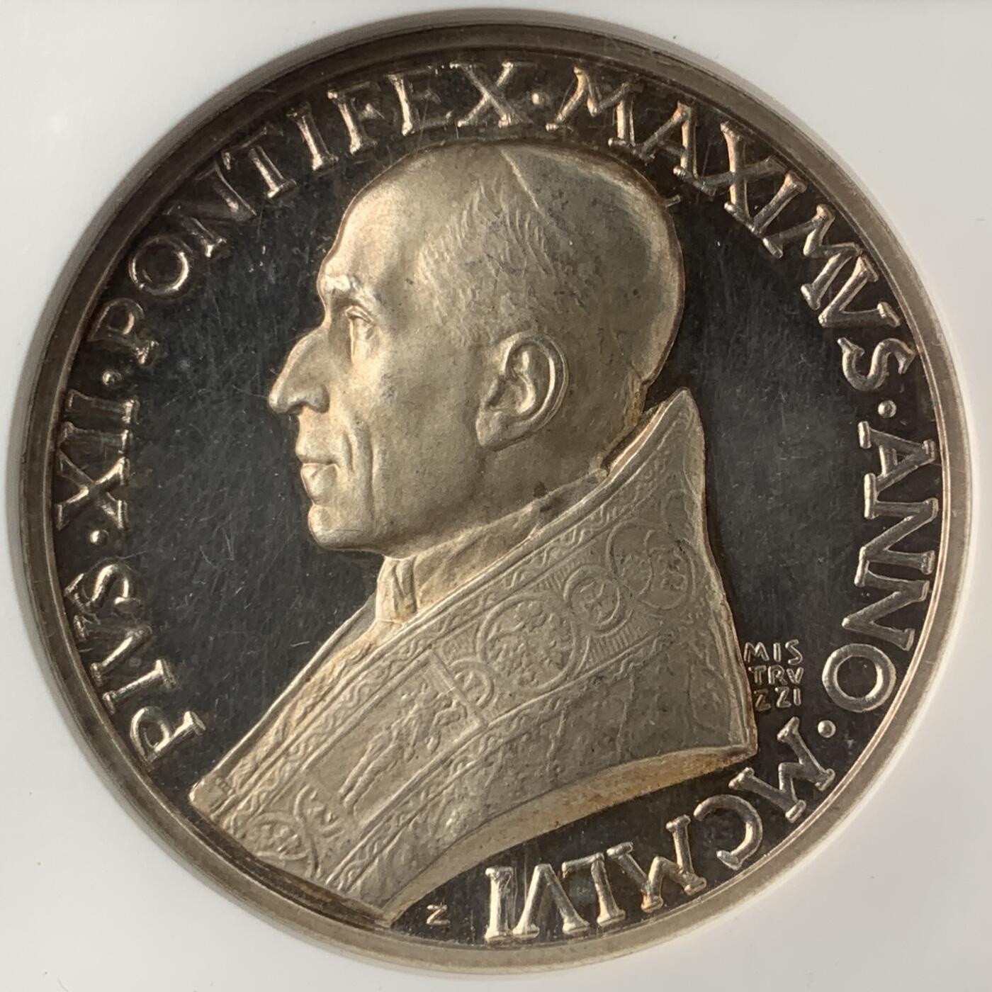 掌中浮雕-藏着的欧洲第042场 NGC MS63 : 1956年梵蒂冈教皇庇护十二世80大寿纪念银章，44mm