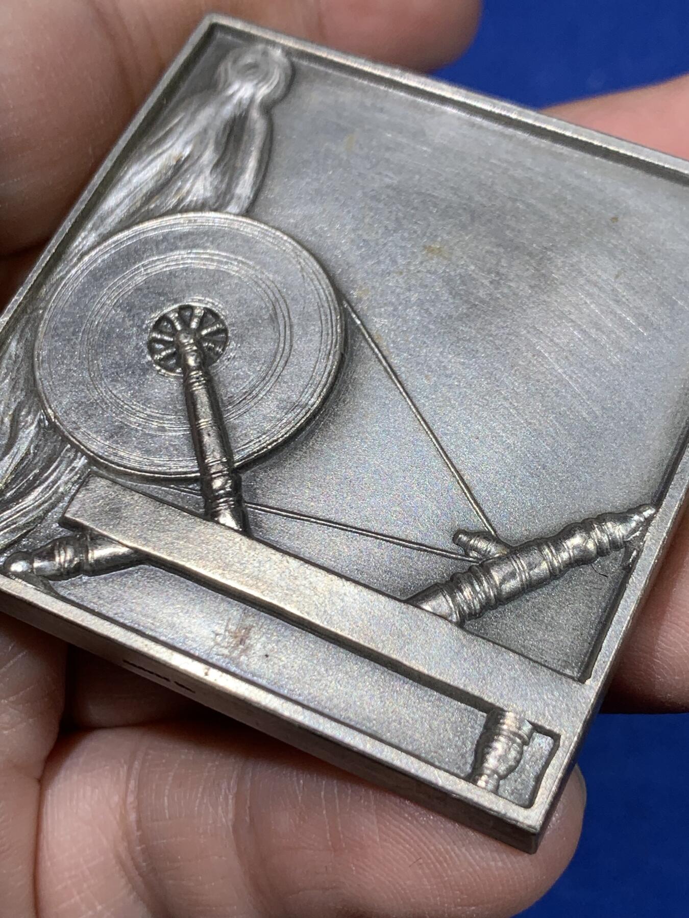 《竞宝斋》第438场 周日，周一，周二 3场连拍 （全场包邮） 法国鲁贝商会纪念镀银方章 113.7克 50.2*50.6mm 丰饶角铜标 带原盒