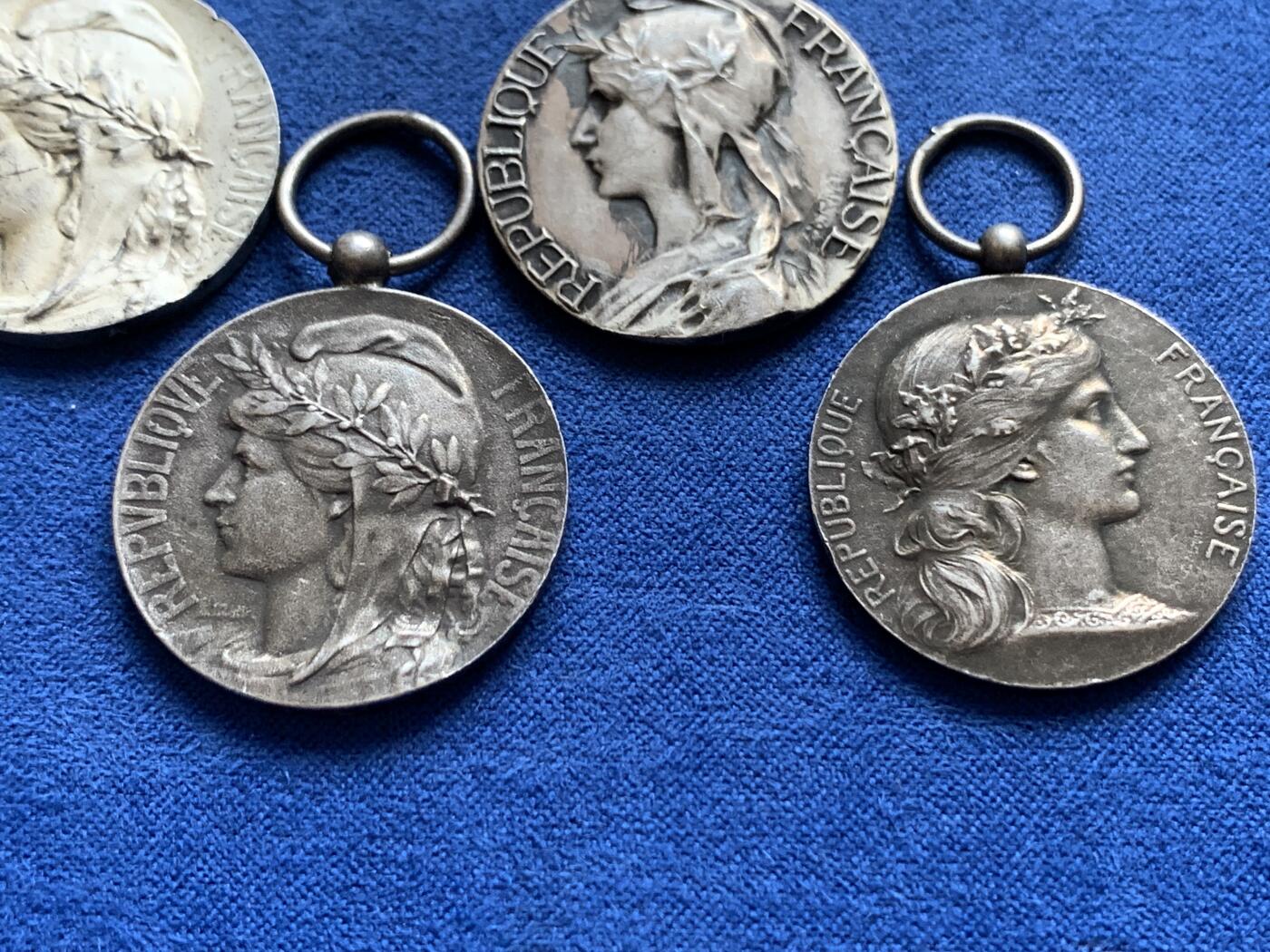 《竞宝斋》第438场 周日，周一，周二 3场连拍 （全场包邮） 四枚一组 法国镀银铜质奖章 总重约37.55克 直径约26.2-26.8mm