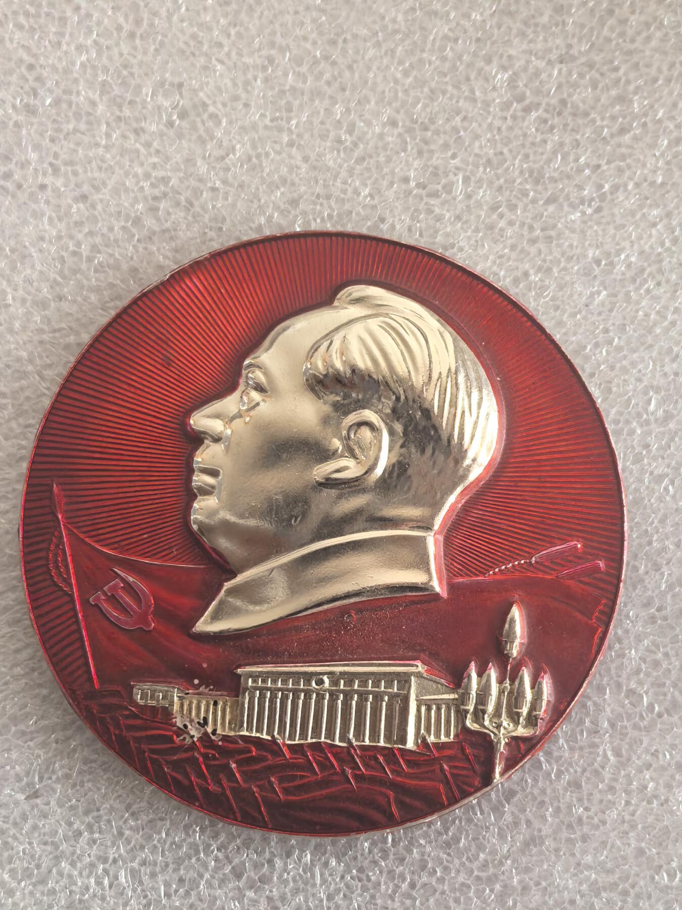 红色像章专场.包老包真.文革时期.实图拍摄.特价惠友 毛主席像章直径约60MM保真包老..编号280028