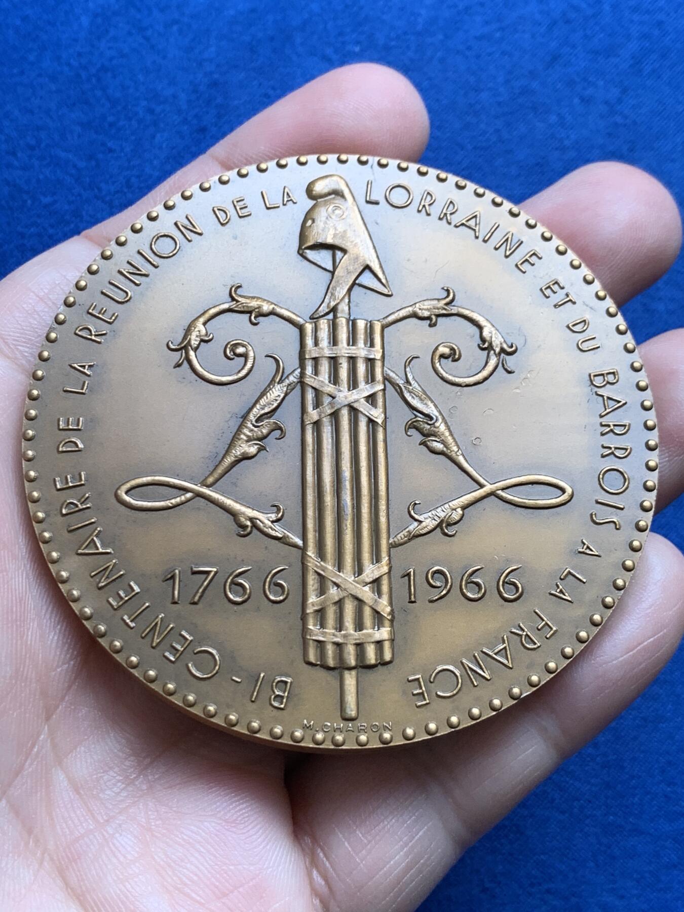 《竞宝斋》第438场 周日，周一，周二 3场连拍 （全场包邮） 两枚一组 洛林和巴鲁瓦回归法国200周年纪念章 1966 丰饶角铜标 139.8克 68.3mm + 法国大东方会成立两百周年纪念 共济会铜章 丰饶角铜标 97.1克 58.8mm