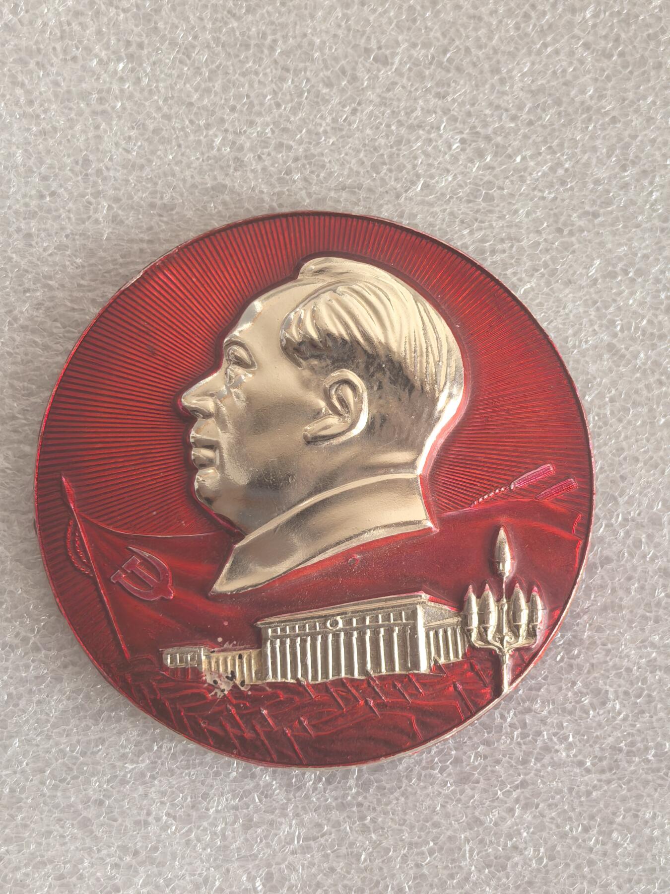 红色像章专场.包老包真.文革时期.实图拍摄.特价惠友 毛主席像章直径约60MM保真包老..编号280028