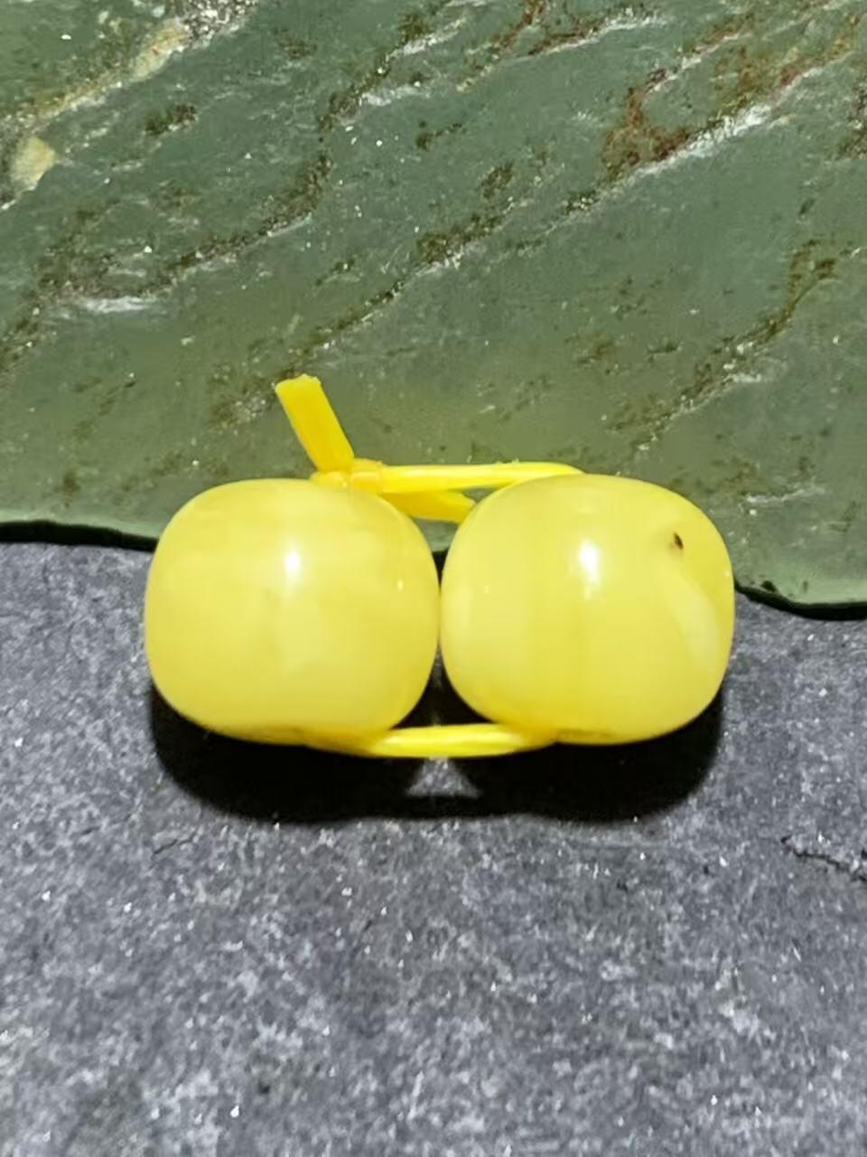 天然俄料原矿蜜蜡小尺寸老形桶珠腰珠两颗，，，