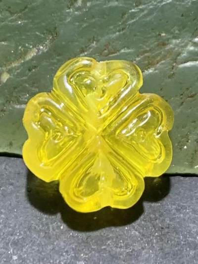 天然乌克兰原矿蜜蜡雕刻四叶幸运草随形通货背云（板珠，吊坠)一个，， - 天然乌克兰原矿蜜蜡雕刻四叶幸运草随形通货背云（板珠，吊坠)一个，，