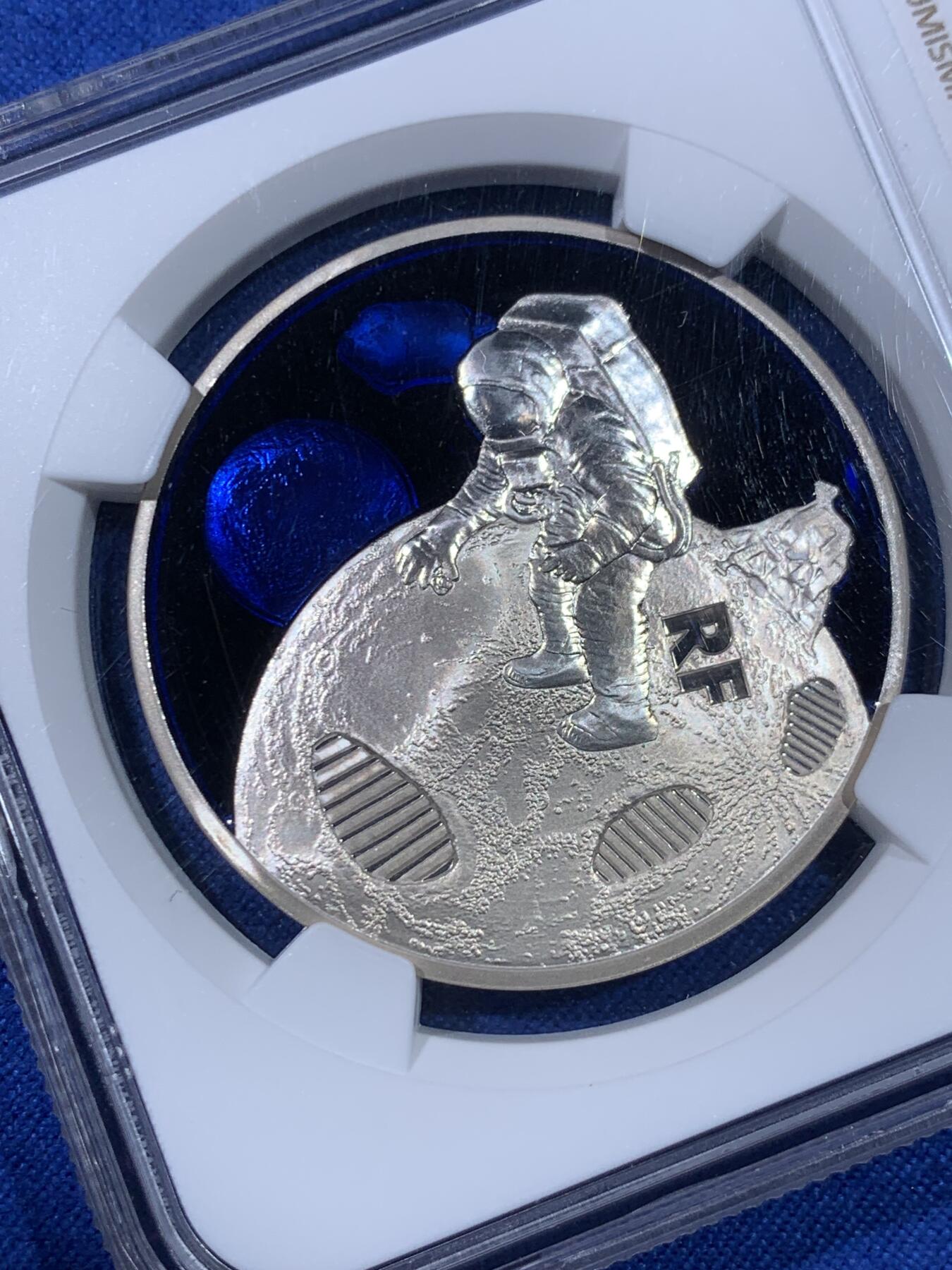 《竞宝斋》第438场 周日，周一，周二 3场连拍 （全场包邮） 四枚一组 NGC PF70UC 2019年登月50周年银币 美国阿波罗11号1美元精制纪念银币 黑盒 首期（克劳斯2021年世界硬币大赛最佳时事币，26.73克重，999纯银，币径38.1MM）+ 法国彩色树脂双面镶嵌10欧精制纪念银币（17.3克900银，币径37MM，限量5千枚）+ 奥地利夜光荧映20欧精制纪念银币（22.4克重，925银，币径34MM，限量发行3万枚，盒证齐全）+ 澳大利亚阿