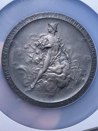 《竞宝斋》第438场 周日，周一，周二 3场连拍 （全场包邮） NGC MS64 美国1902年纪念德国普鲁士王子访问纪念大银章。尺寸69.7MM，拿在手里沉甸甸。正面为中老年身穿戎装的普鲁士王子，背面为代表商业繁荣的墨丘利身处云层中看向西方。在背面的右下角还有代表美国的盾徽和普鲁士的鹰徽连在一起。不管是王子人像面还是墨丘利面都雕刻的极其繁复。发行量301枚，matte工艺，入盒首见。
