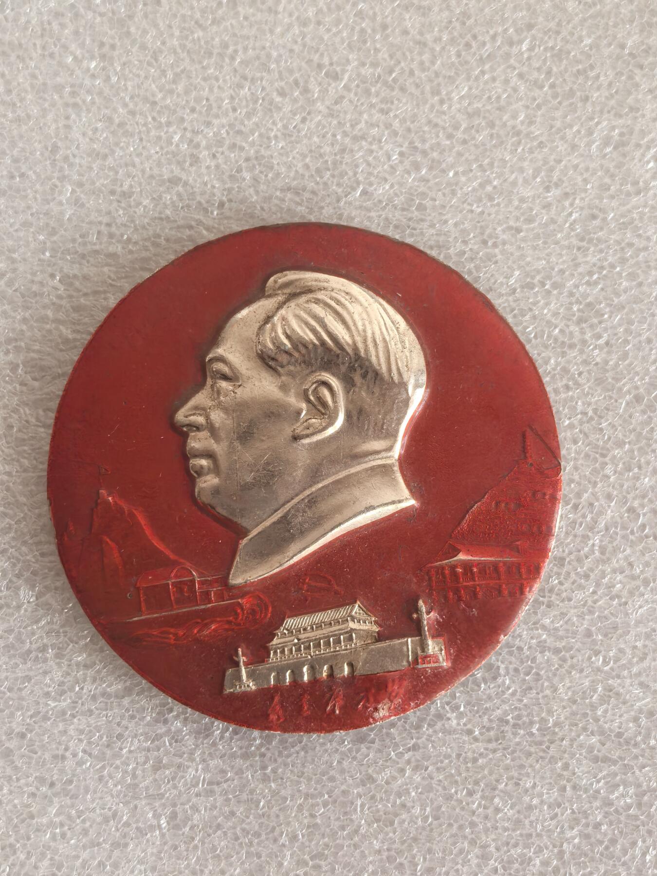 红色像章专场.包老包真.文革时期.实图拍摄.特价惠友 毛主席像章直径约60MM保真包老..编号280029