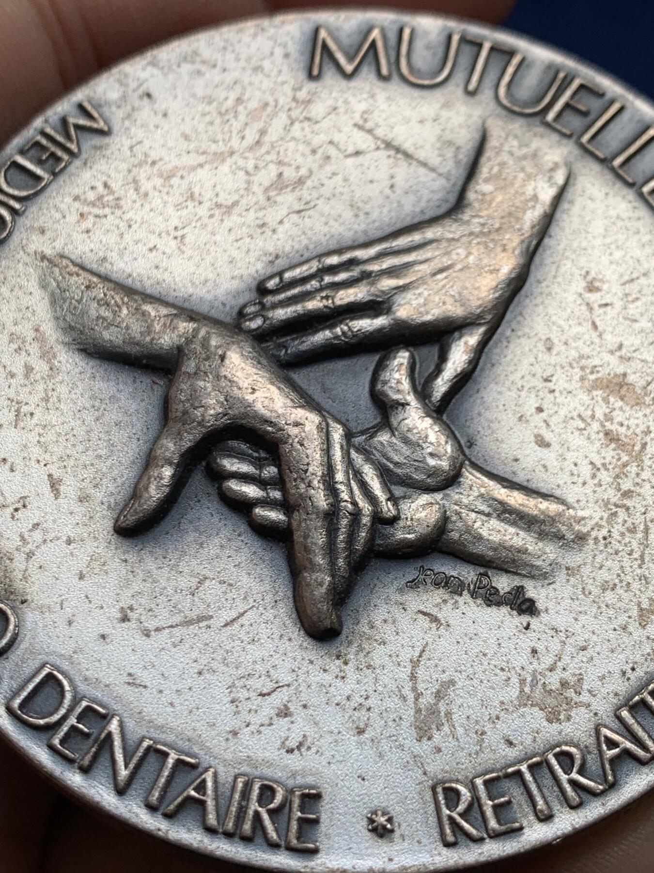 《竞宝斋》第438场 周日，周一，周二 3场连拍 （全场包邮） 法国互助联合会纪念铜章 三角铜标边铭 144.7克 64.7mm