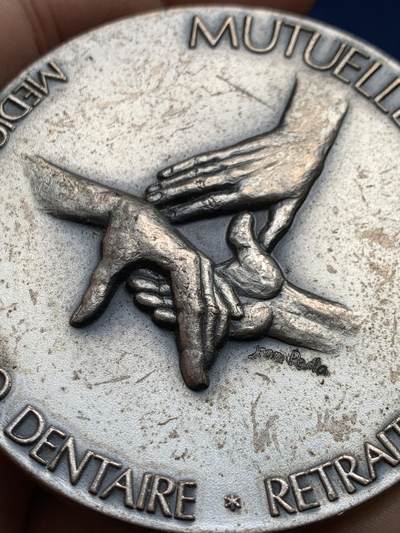 《竞宝斋》第438场 周日，周一，周二 3场连拍 （全场包邮） 法国互助联合会纪念铜章 三角铜标边铭 144.7克 64.7mm