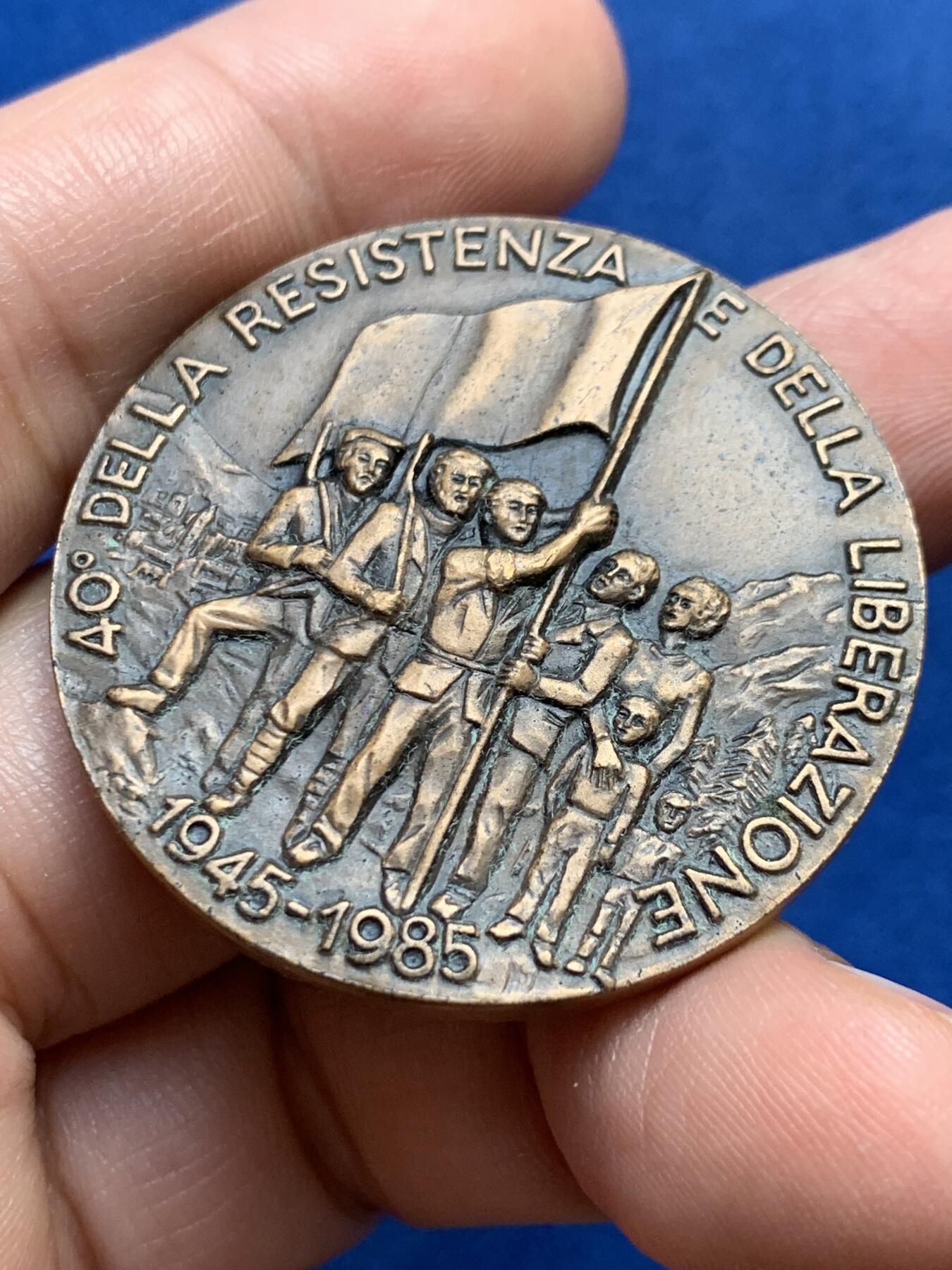 《竞宝斋》第438场 周日，周一，周二 3场连拍 （全场包邮） 1945-1985意大利全国解放日纪念章 抵抗运动40周年纪念 34.9克 40.2mm