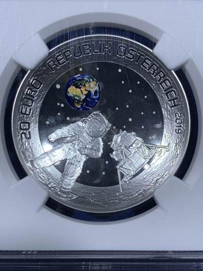 《竞宝斋》第438场 周日，周一，周二 3场连拍 （全场包邮） 四枚一组 NGC PF70UC 2019年登月50周年银币 美国阿波罗11号1美元精制纪念银币 黑盒 首期（克劳斯2021年世界硬币大赛最佳时事币，26.73克重，999纯银，币径38.1MM）+ 法国彩色树脂双面镶嵌10欧精制纪念银币（17.3克900银，币径37MM，限量5千枚）+ 奥地利夜光荧映20欧精制纪念银币（22.4克重，925银，币径34MM，限量发行3万枚，盒证齐全）+ 澳大利亚阿