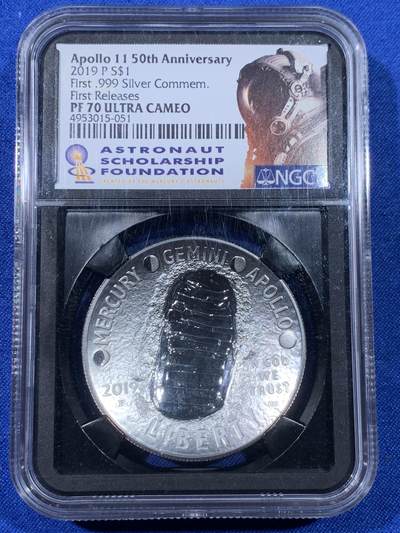 《竞宝斋》第438场 周日，周一，周二 3场连拍 （全场包邮） 四枚一组 NGC PF70UC 2019年登月50周年银币 美国阿波罗11号1美元精制纪念银币 黑盒 首期（克劳斯2021年世界硬币大赛最佳时事币，26.73克重，999纯银，币径38.1MM）+ 法国彩色树脂双面镶嵌10欧精制纪念银币（17.3克900银，币径37MM，限量5千枚）+ 奥地利夜光荧映20欧精制纪念银币（22.4克重，925银，币径34MM，限量发行3万枚，盒证齐全）+ 澳大利亚阿